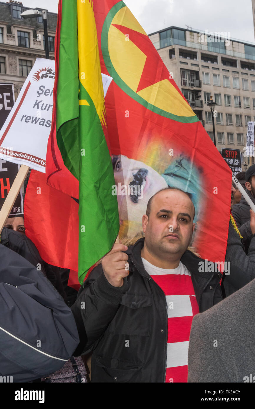 London, UK. 6. März 2016. Tausende von Kurden und Fans treffen sich, um in Solidarität mit dem kurdischen Volk fordern ein Ende der Stille aus der Türkei NATO-Verbündeten und die westliche Presse über türkische Krieg gegen die Kurden seit dem Erfolg der kurdischen politischen Partei und die Bildung der beliebten progressiven Demokratie der Rojava in Syrien zu marschieren. Viele getragene Fahnen zeigen inhaftiert Kurdenführer Abdullah Öcalan. Peter Marshall/Alamy Live-Nachrichten Stockfoto