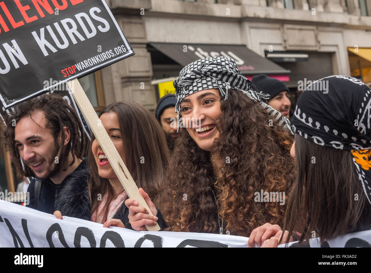 London, UK. 6. März 2016. Tausende von Kurden und Unterstützer marschieren in Solidarität mit dem kurdischen Volk fordern ein Ende der Stille aus der Türkei NATO-Verbündeten und die westliche Presse über türkische Krieg gegen die Kurden seit dem Erfolg der kurdischen politischen Partei und die Bildung der beliebten progressiven Demokratie der Rojava in Syrien. Außerdem fordern sie das Vereinigte Königreich, die kurdische PKK Befreiung Bewegung hier zu entkriminalisieren. Peter Marshall/Alamy Live-Nachrichten Stockfoto