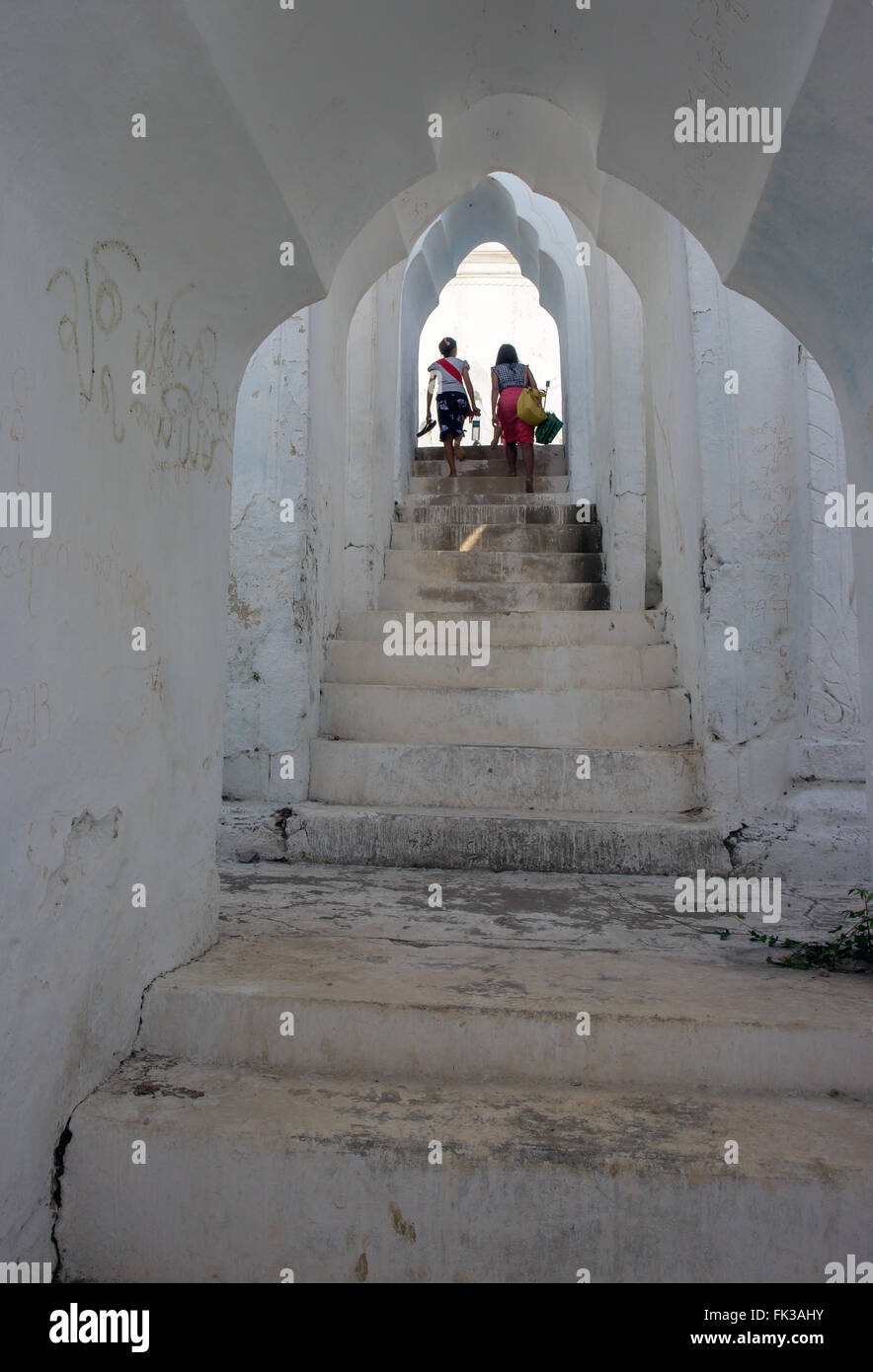 Treppe zu einem buddhistischen Kloster Mya Thein Tan Pagoda Stockfoto