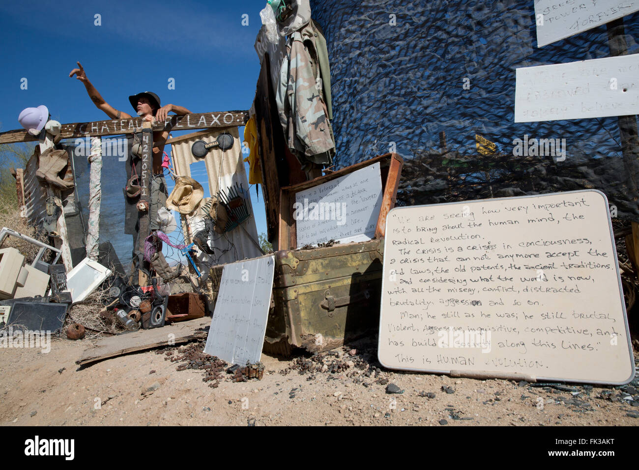 Karibe, ein Bewohner von Slab City, steht an der Pforte zu seinem Lager, Niland, Kalifornien USA Stockfoto