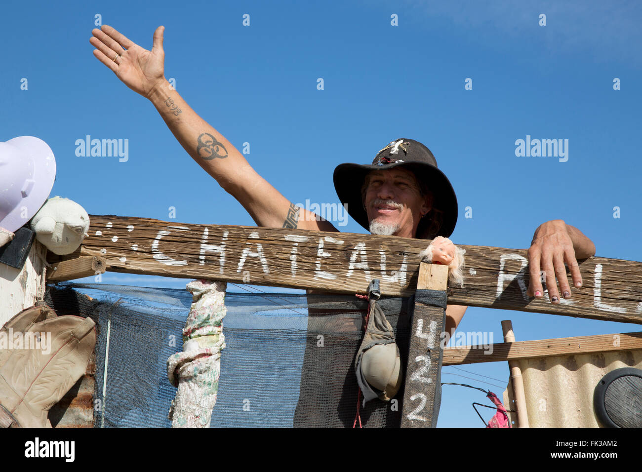 Karibe, ein Bewohner von Slab City, steht an der Pforte zu seinem Lager, Niland, Kalifornien USA Stockfoto