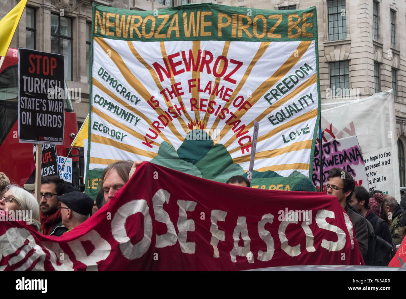 London, UK. 6. März 2016. "Newroz ist die Flamme der kurdischen Resistane" heißt einen Banner auf dem Vormarsch in Solidarität mit dem kurdischen Volk fordern ein Ende der Stille aus der Türkei NATO-Verbündeten und die westliche Presse über türkische Krieg gegen die Kurden seit dem Erfolg der kurdischen politischen Partei und die Bildung der beliebten progressiven Demokratie der Rojava in Syrien.  Peter Marshall/Alamy Live-Nachrichten Stockfoto