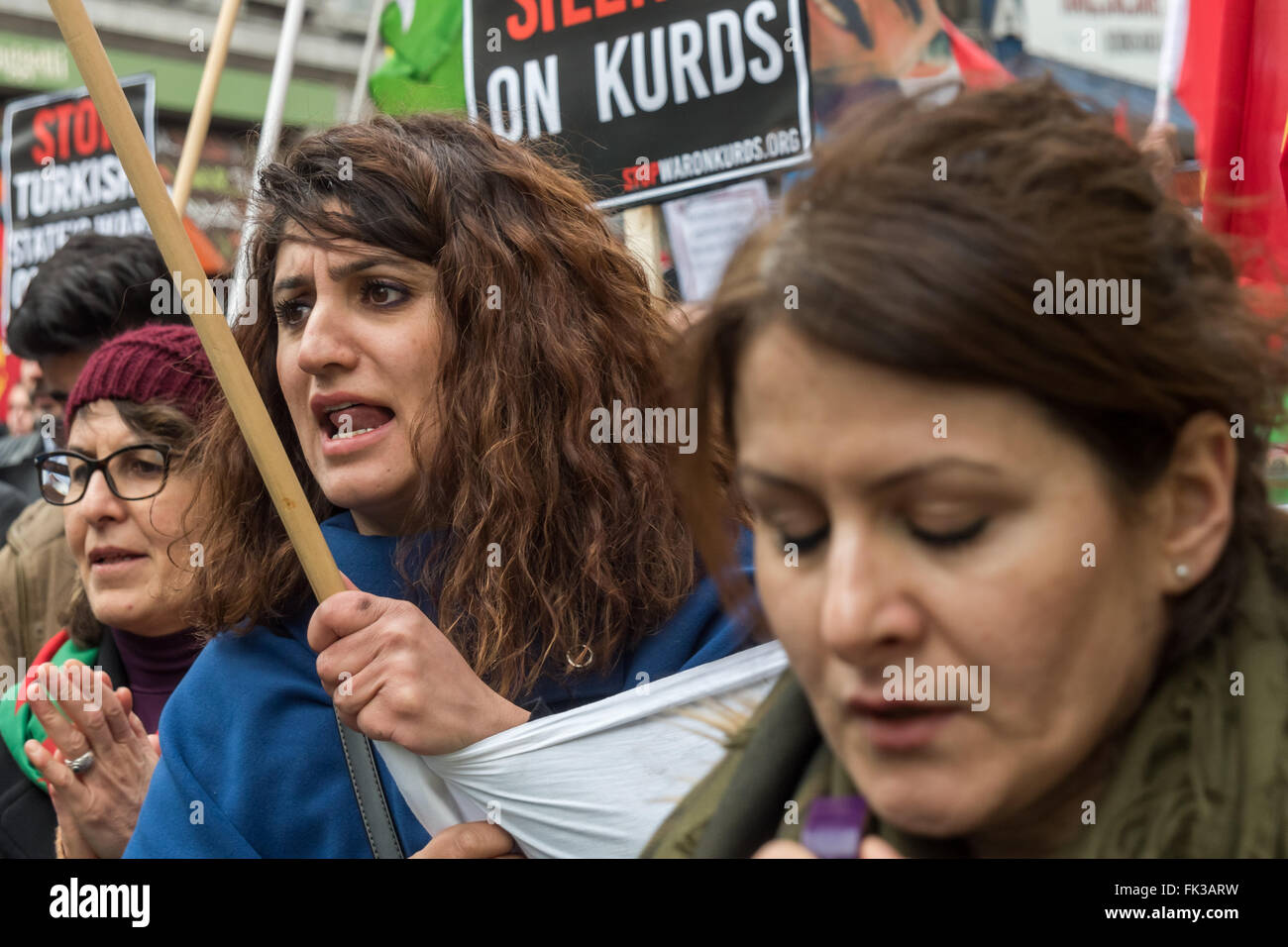 London, UK. 6. März 2016. Tausende von Kurden und Unterstützer marschieren in Solidarität mit dem kurdischen Volk fordern ein Ende der Stille aus der Türkei NATO-Verbündeten und die westliche Presse über türkische Krieg gegen die Kurden seit dem Erfolg der kurdischen politischen Partei und die Bildung der beliebten progressiven Demokratie der Rojava in Syrien. Außerdem fordern sie das Vereinigte Königreich, die kurdische PKK Befreiung Bewegung hier zu entkriminalisieren. Peter Marshall/Alamy Live-Nachrichten Stockfoto