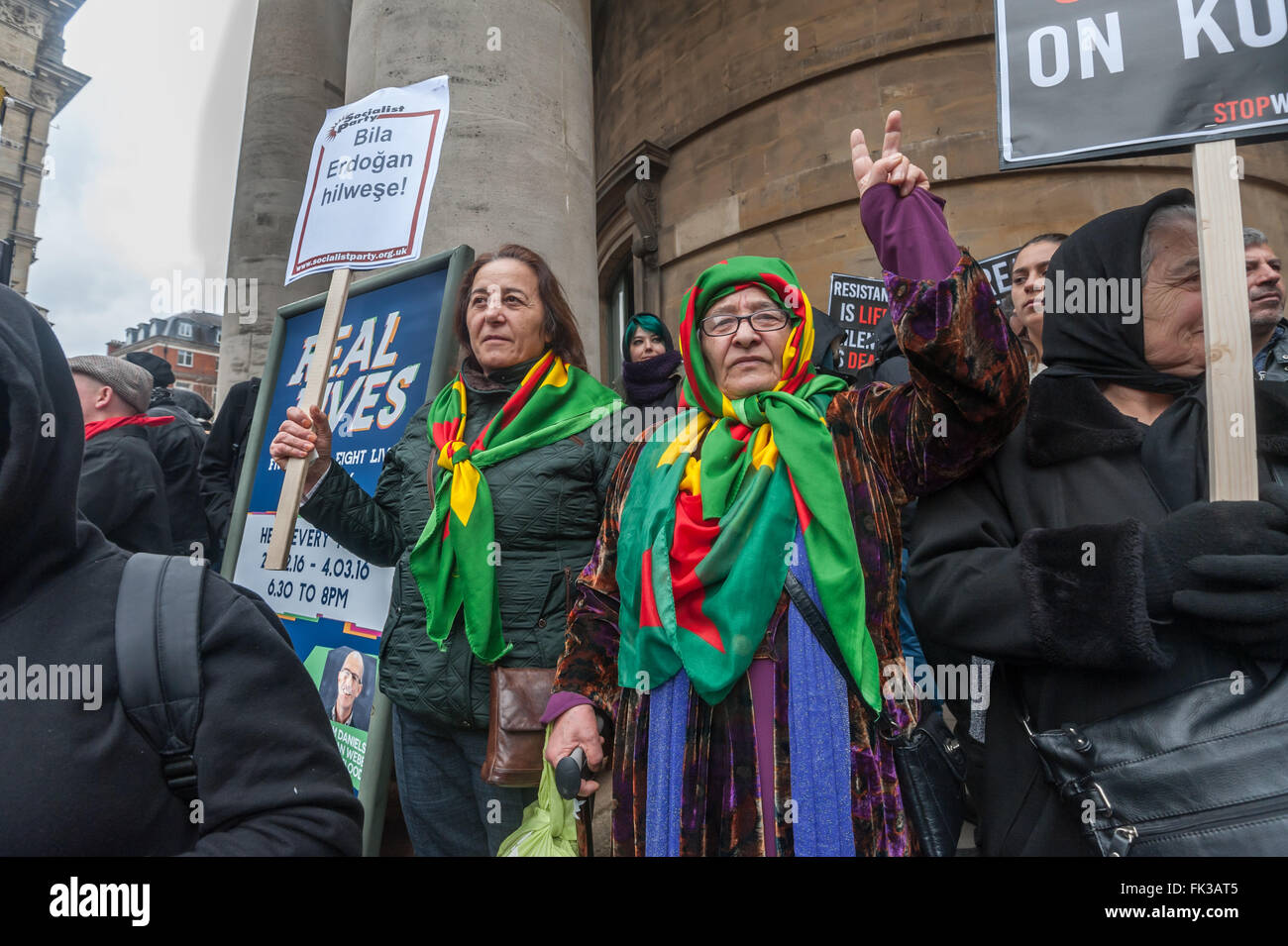 London, UK. 6. März 2016. Frauen tragen kurdische Fahnen, um in Solidarität mit dem kurdischen Volk fordern ein Ende der Stille aus der Türkei NATO-Verbündeten und die westliche Presse über türkische Krieg gegen die Kurden seit dem Erfolg der kurdischen politischen Partei und die Bildung der beliebten progressiven Demokratie der Rojava in Syrien zu marschieren. Außerdem fordern sie das Vereinigte Königreich, die kurdische PKK Befreiung Bewegung hier zu entkriminalisieren. Peter Marshall/Alamy Live-Nachrichten Stockfoto