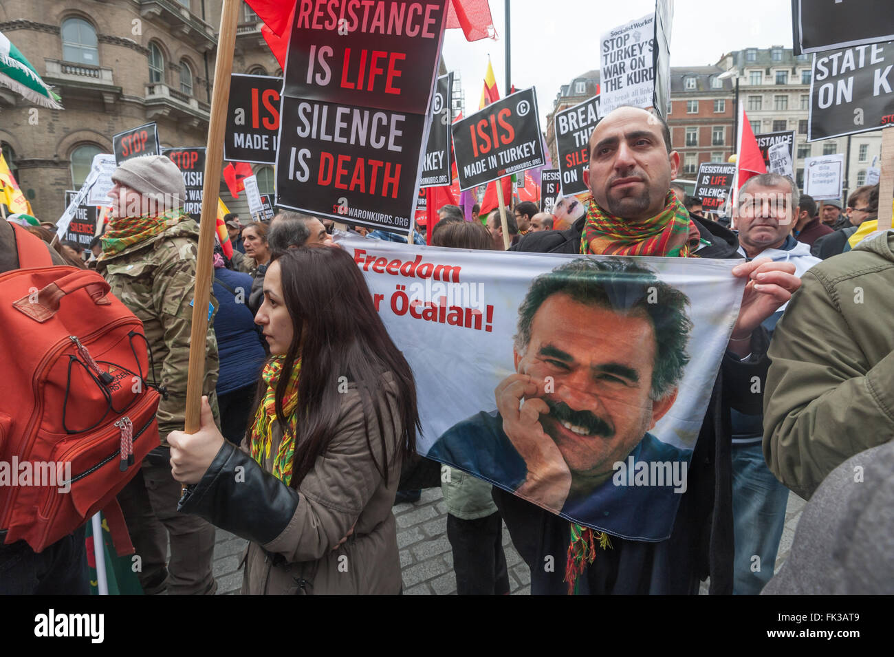 London, UK. 6. März 2016. Tausende von Kurden und Unterstützer marschieren in Solidarität mit dem kurdischen Volk fordern ein Ende der Stille aus der Türkei NATO-Verbündeten und die westliche Presse über türkische Krieg gegen die Kurden seit dem Erfolg der kurdischen politischen Partei und die Bildung der beliebten progressiven Demokratie der Rojava in Syrien. Sie wollen den kurdischen Führer Abdullah Öcalan freigegeben werden und das Vereinigte Königreich, die kurdische PKK zu entkriminalisieren Befreiung Bewegung hier. Peter Marshall/Alamy Live-Nachrichten Stockfoto