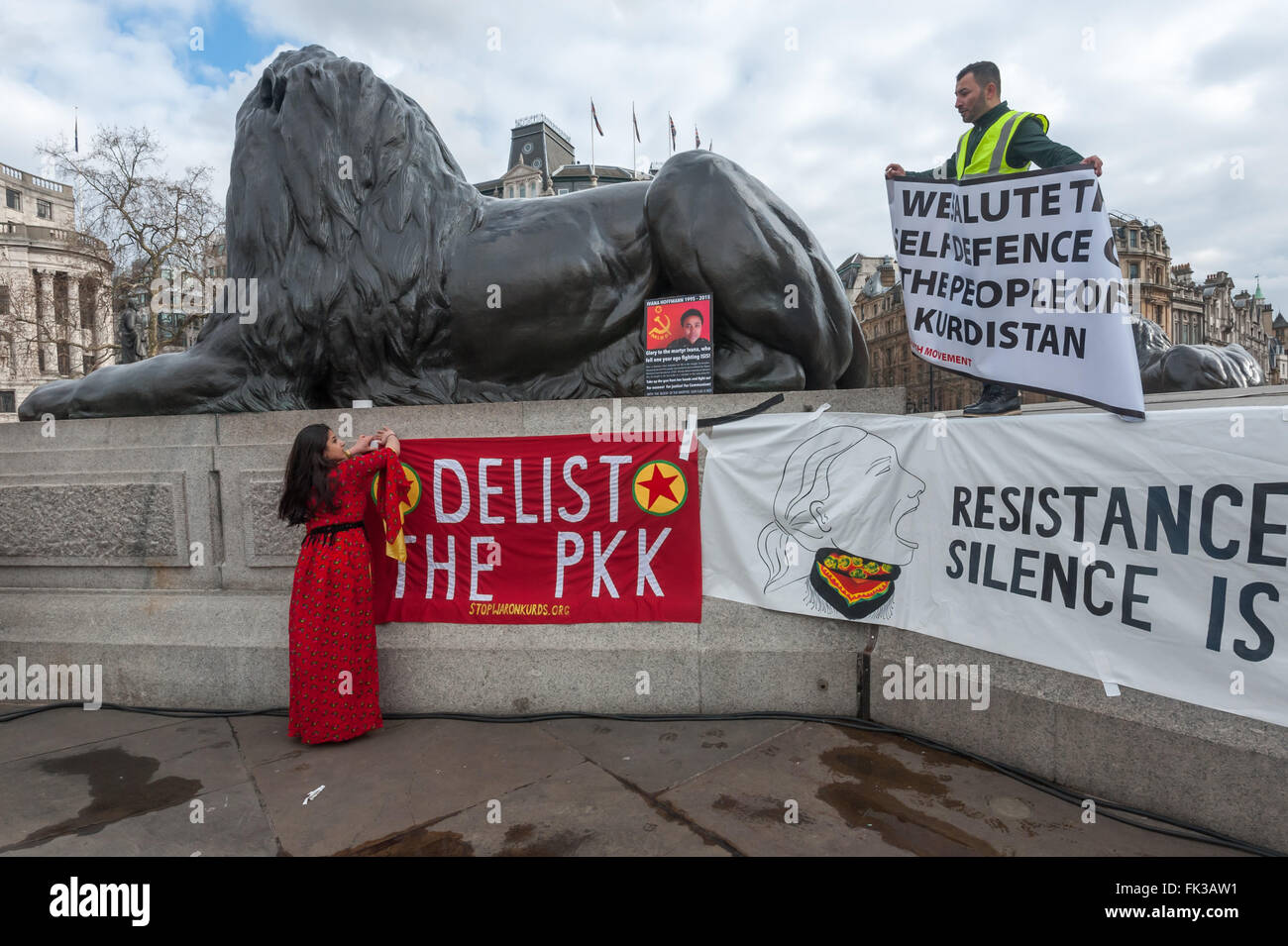 London, UK. 6. März 2016. Menschen in Aufmachungen Banner auf der Bühne auf dem Trafalgar Square am Ende des März h in Solidarität mit dem kurdischen Volk fordern ein Ende der Stille aus der Türkei NATO-Verbündeten und die westliche Presse über türkische Krieg gegen die Kurden seit dem Erfolg der kurdischen politischen Partei und die Bildung der beliebten progressiven Demokratie der Rojava in Syrien. Man ruft für das Vereinigte Königreich, die kurdische PKK Befreiung Bewegung hier zu entkriminalisieren. Peter Marshall/Alamy Live-Nachrichten Stockfoto