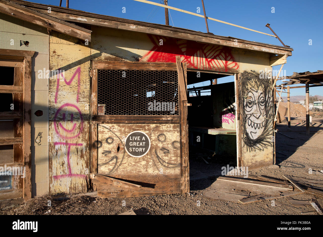 Graffiti an einem verlassenen Gebäude in Bombay Beach auf der Salton Sea California Stockfoto