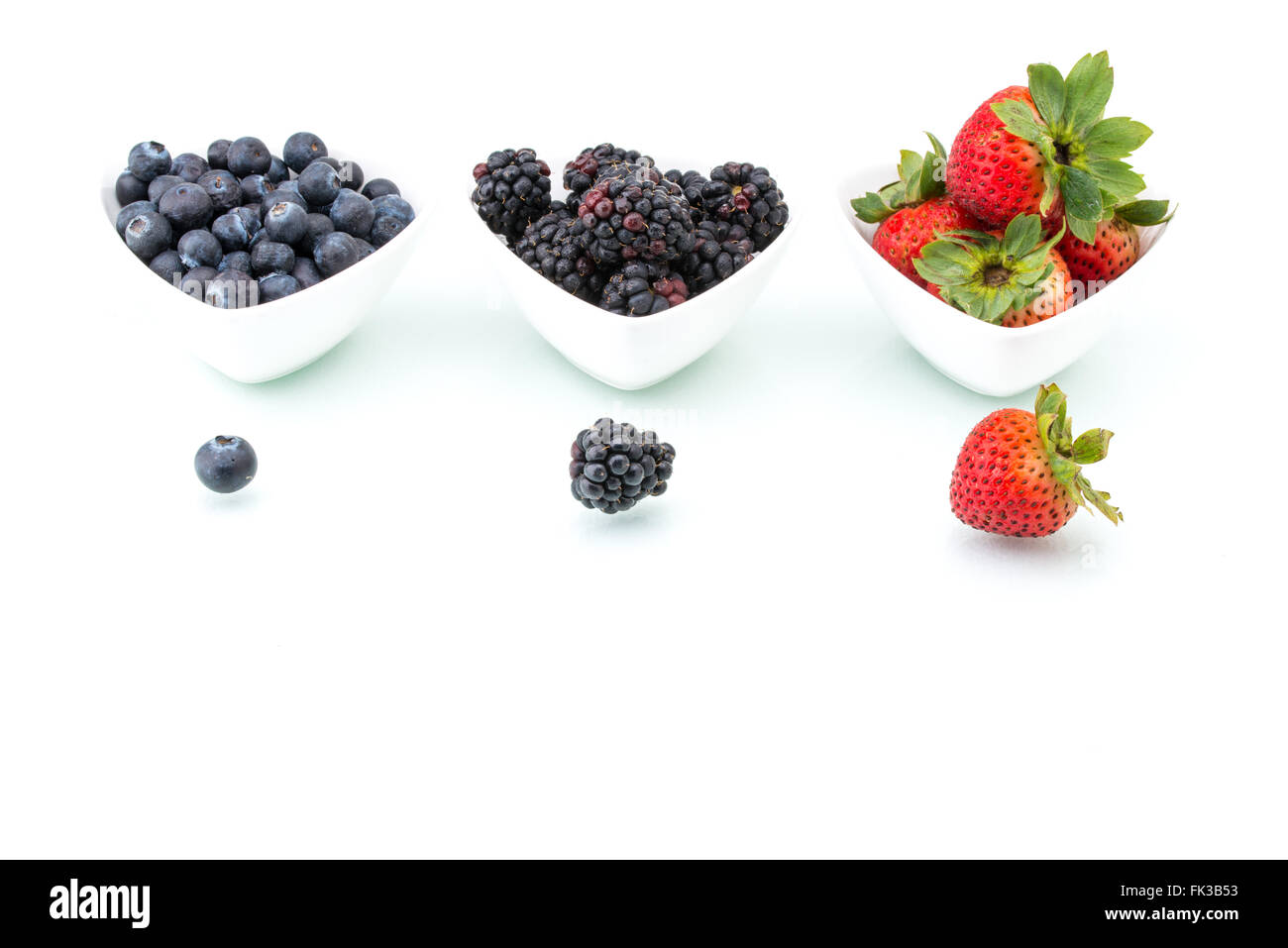 frische Heidelbeeren, Blackberry mit Erdbeere in Schüssel, gesunde, natürliche Stockfoto