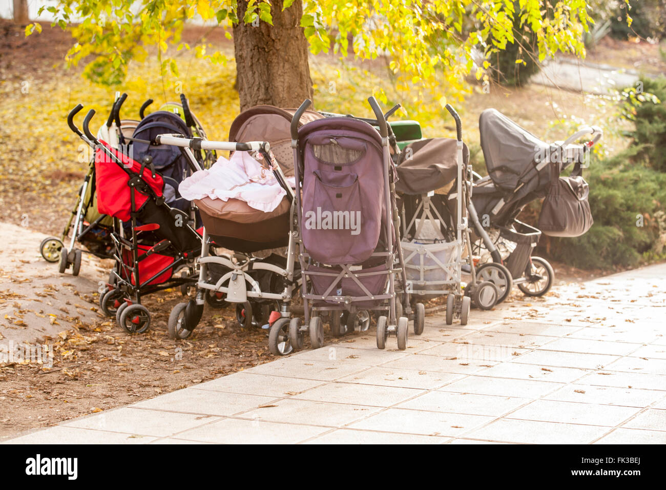 Kinderwagen-Parkplatz im Park, Spanien Stockfoto