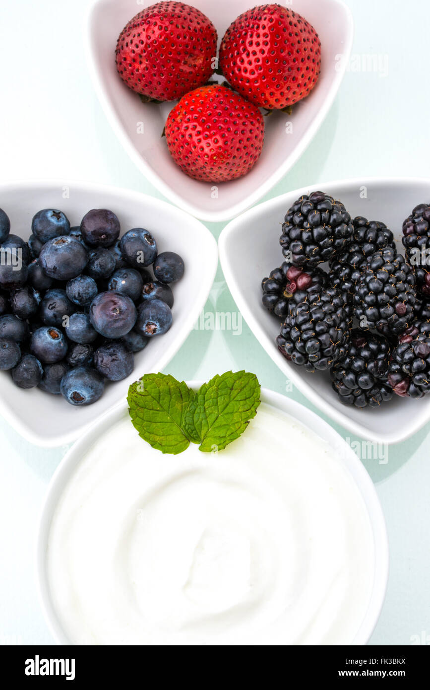 gesundes Frühstück mit Joghurt und Beeren, Diäten, frische Stockfoto