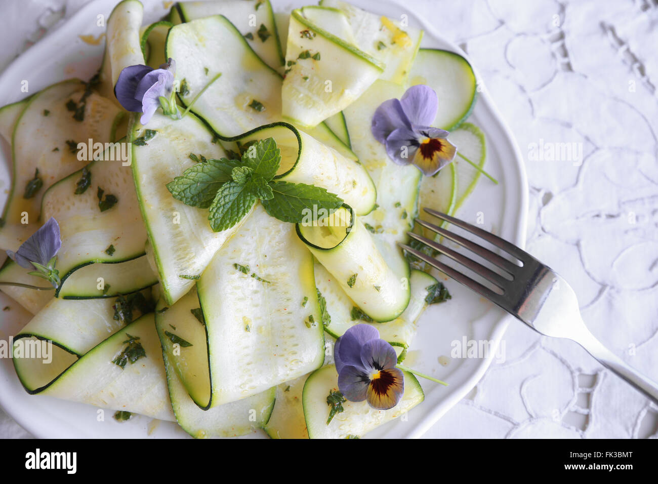 Essbare Blumen und Zucchini Zucchini Salat mit Minze-Zitrone dressing, selektiven Fokus Stockfoto