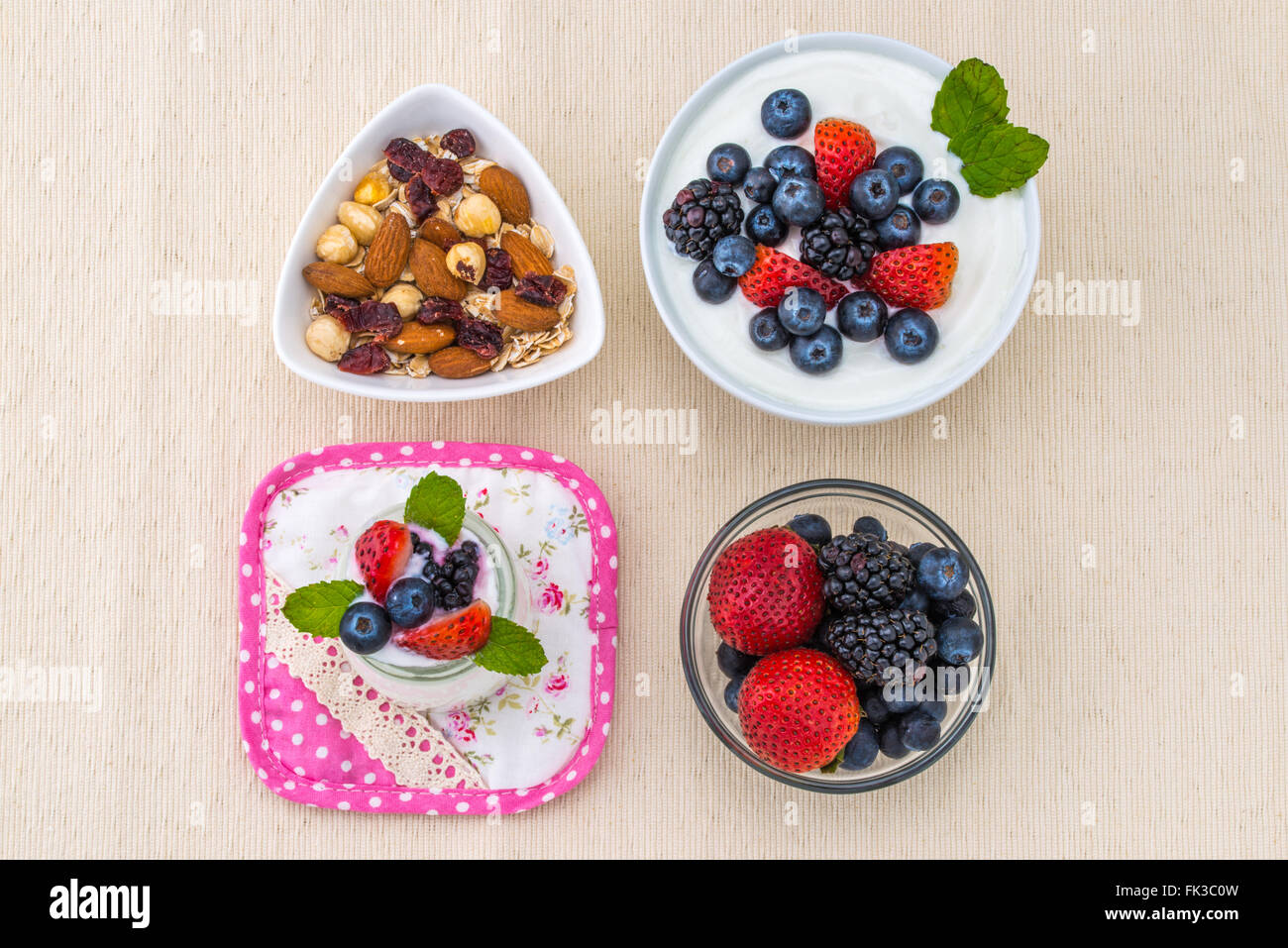 gesundes Frühstück mit Joghurt, Beeren und Nüssen, Diät, Müsli Stockfoto