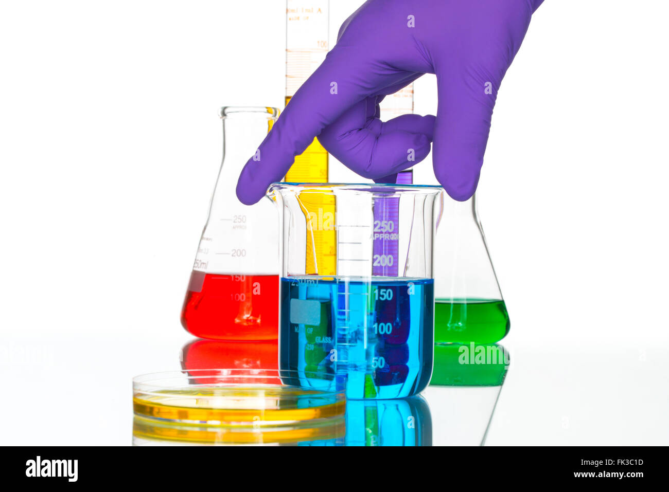 Wissenschaft Labor Glaswaren Pipette Tropfen, reflektierenden weißen Hintergrund für chemische Forschung Stockfoto
