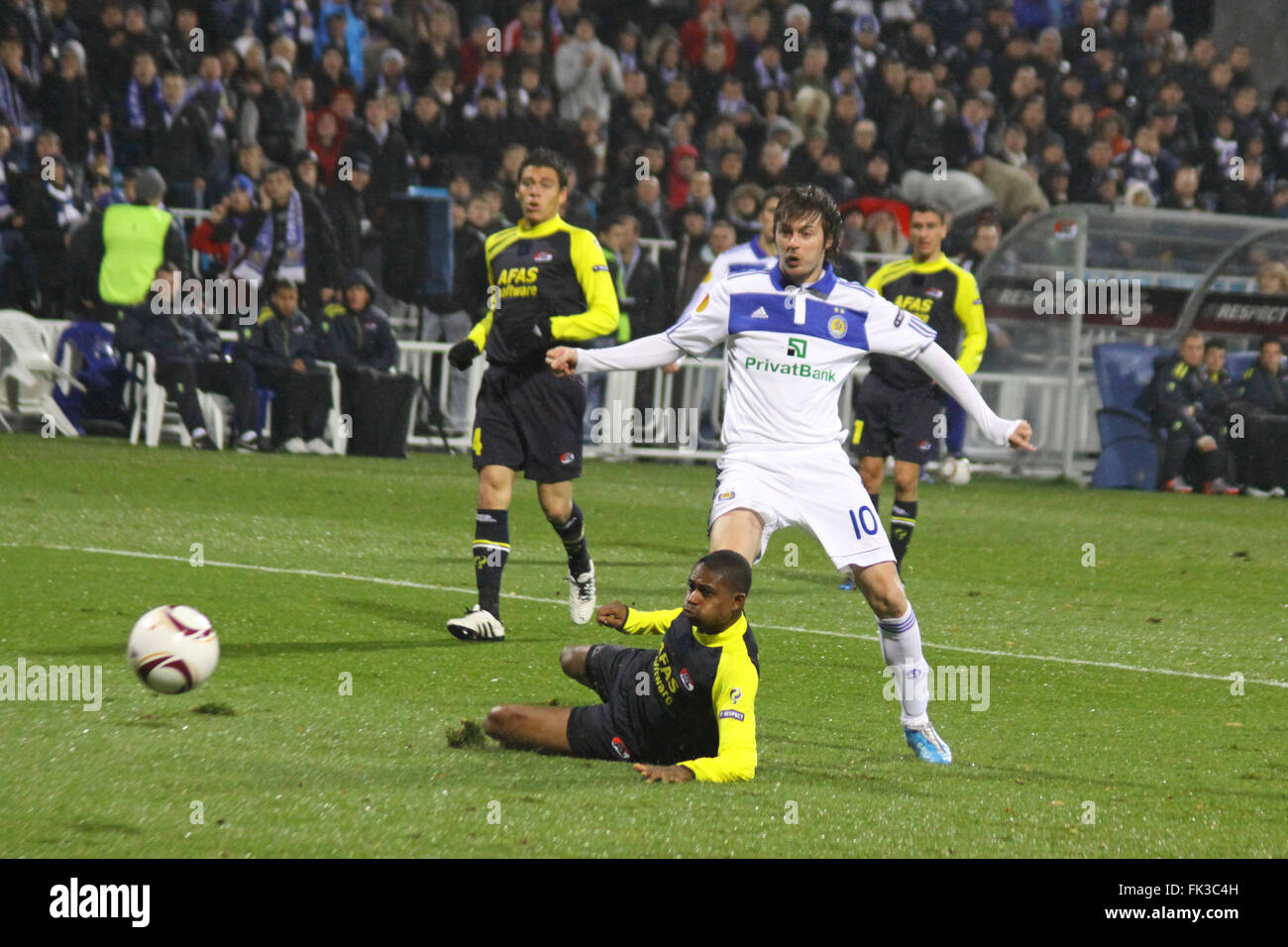 Kiew, UKRAINE - NOVEMBER 4,2010: Artem Milevskiy des FC Dynamo Kyiv (in weiß) erzielt ein Tor in der UEFA Europa League Spiel gegen AZ Alkmaar am 4. November 2010 in Kiew, Ukraine Stockfoto