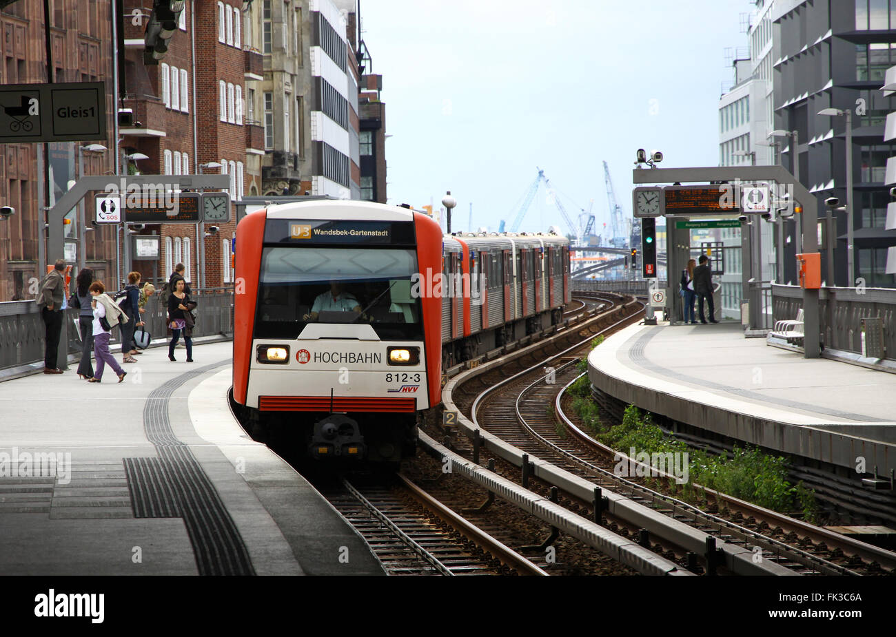 Zug kommt bei U-Bahnstation Baumwall im 30. Juli 2012 in Hamburg, Deutschland Stockfoto