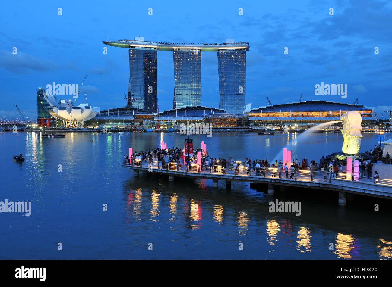 Singapur-Juli 17: 55 Stockwerke hoch, US$ 6,3 Milliarden Marina Bay Sands Hotel dominiert die Skyline an der Marina Bay 17.07.10 Stockfoto