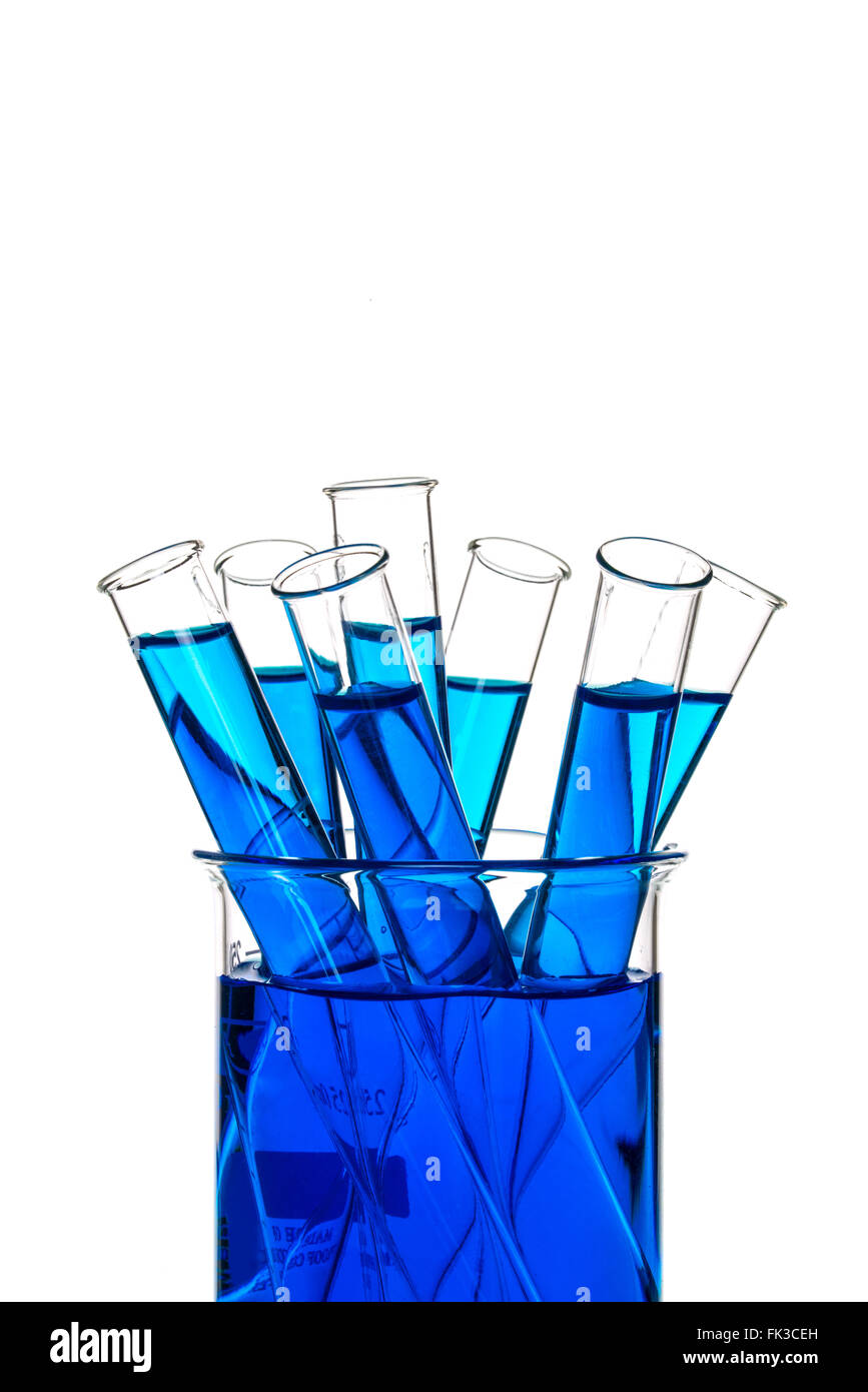 Reagenzgläser blaue Flüssigkeit, Laborglas für chemische Forschung Stockfoto
