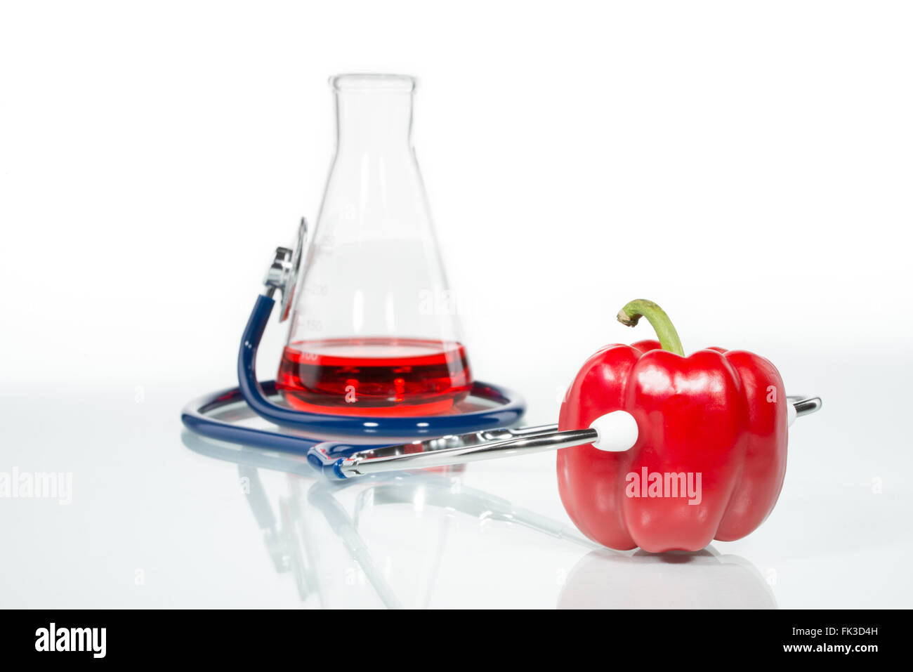 Stethoskop mit einem roten Pfeffer, analytische, Gentechnik Stockfoto