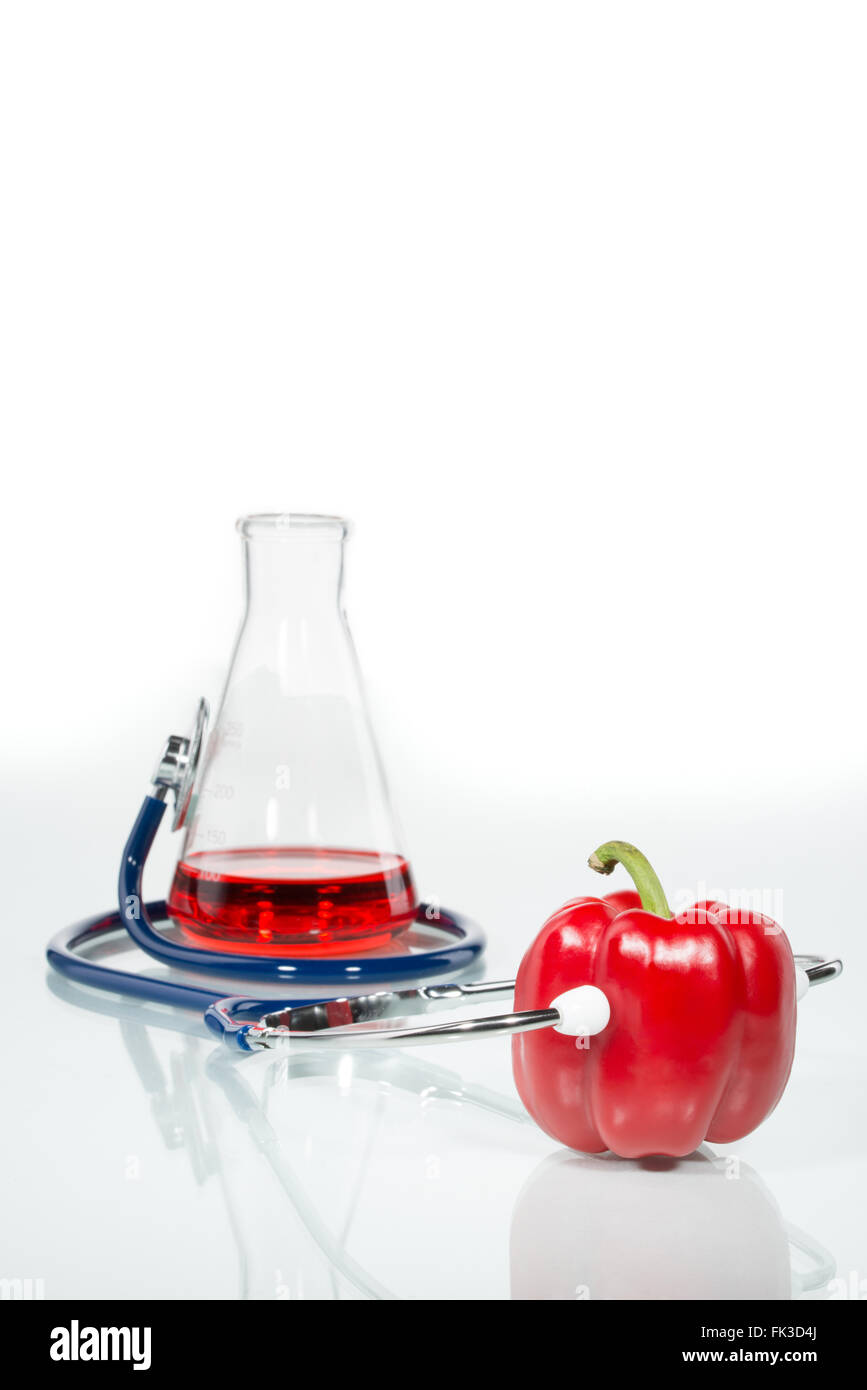 Stethoskop mit einem roten Pfeffer, analytische, Gentechnik Stockfoto