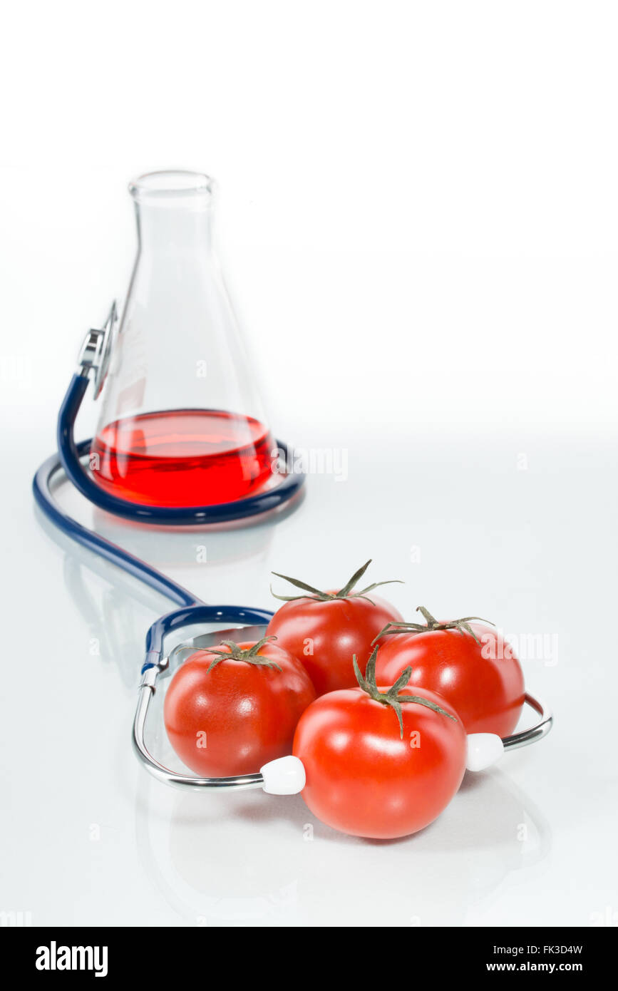 Stethoskop mit Tomaten, analytische, Gentechnik Stockfoto