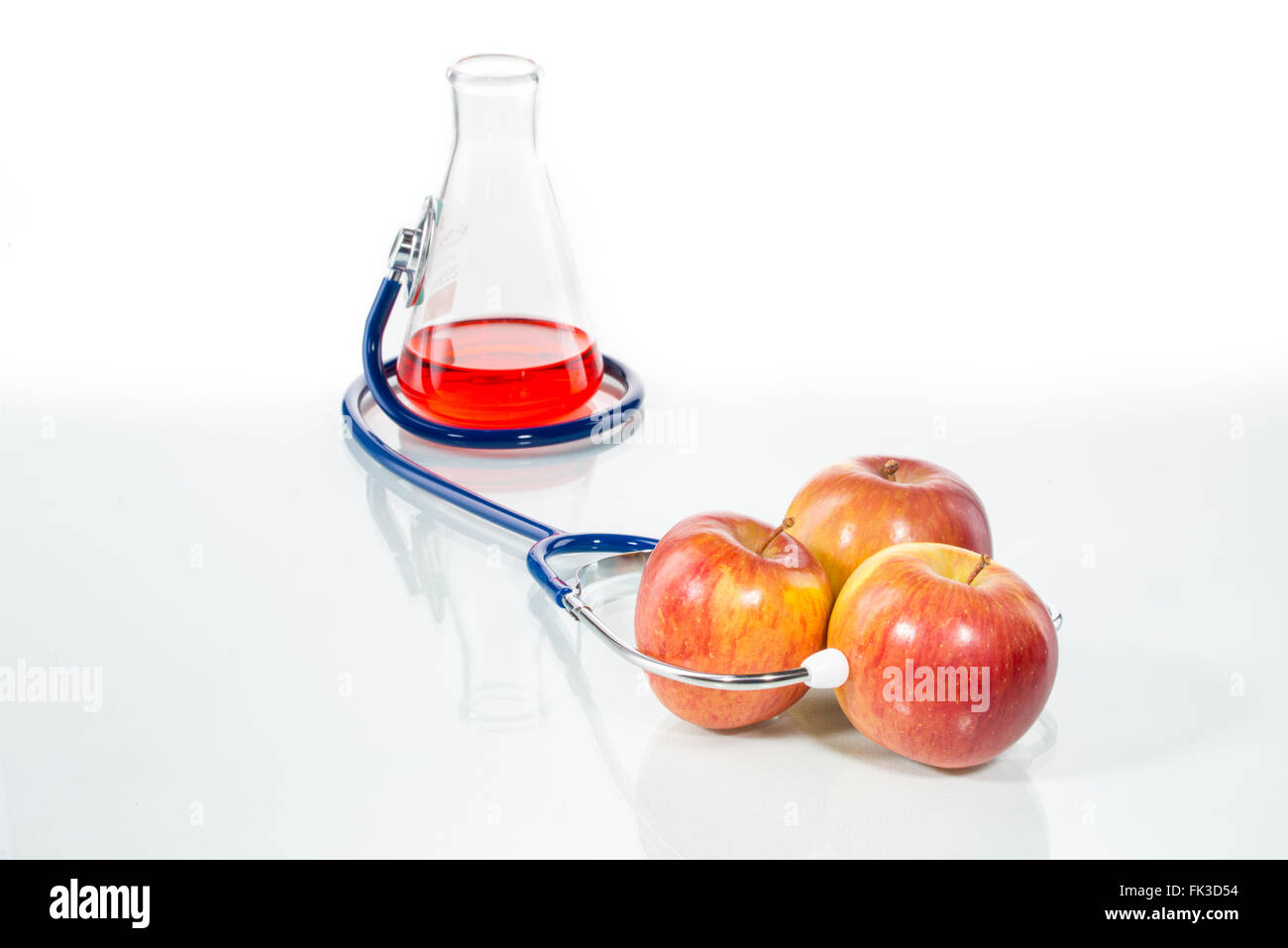 Stethoskop mit Apfel, analytische, Gentechnik Stockfoto