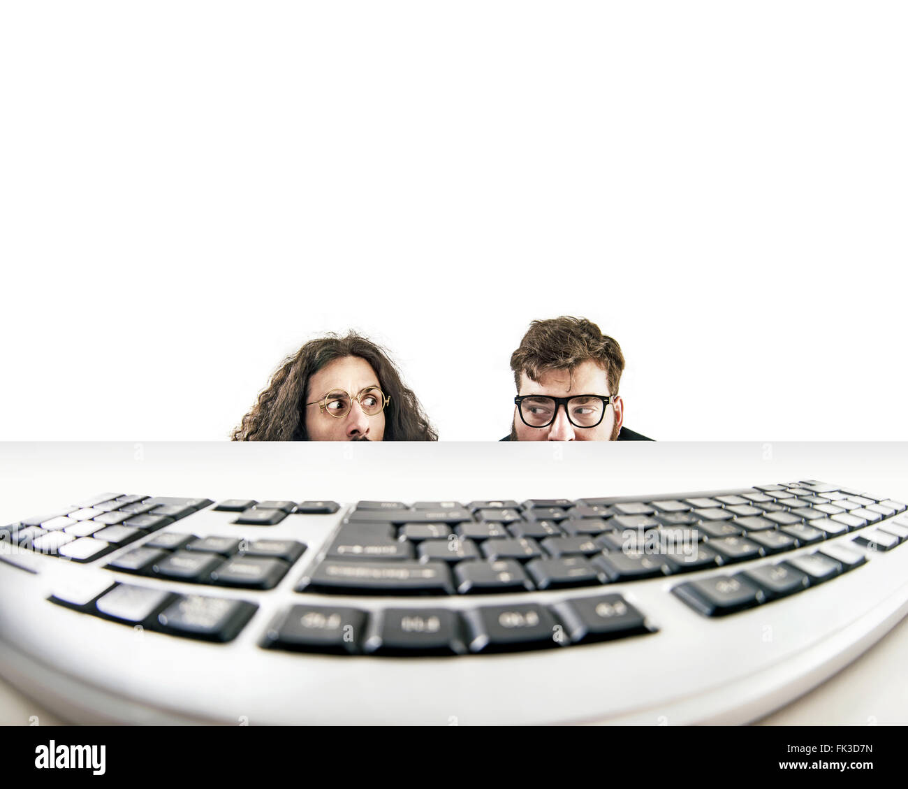 Zwei lustige Nerds starrte auf einer Tastatur Stockfoto