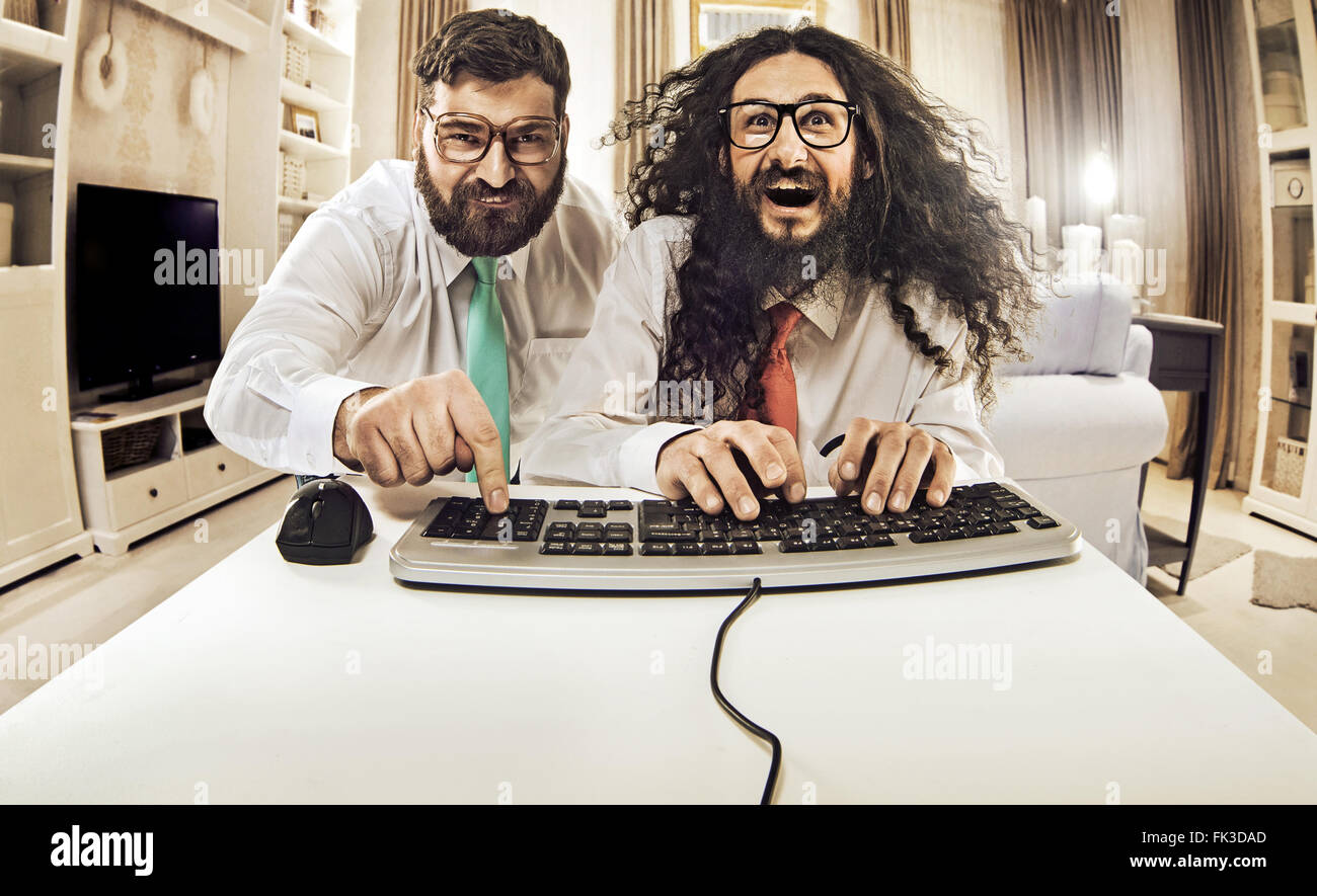 Zwei IT-Spezialisten arbeiten mit einem computer Stockfoto