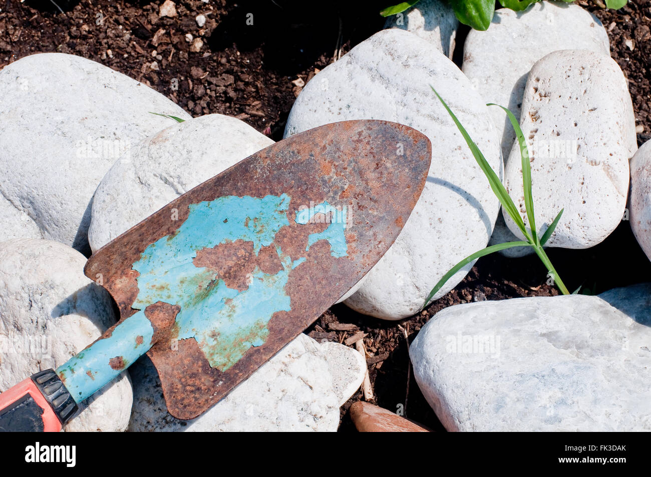 Gartengeräte, gelegt auf einem Stein, Italien Stockfoto