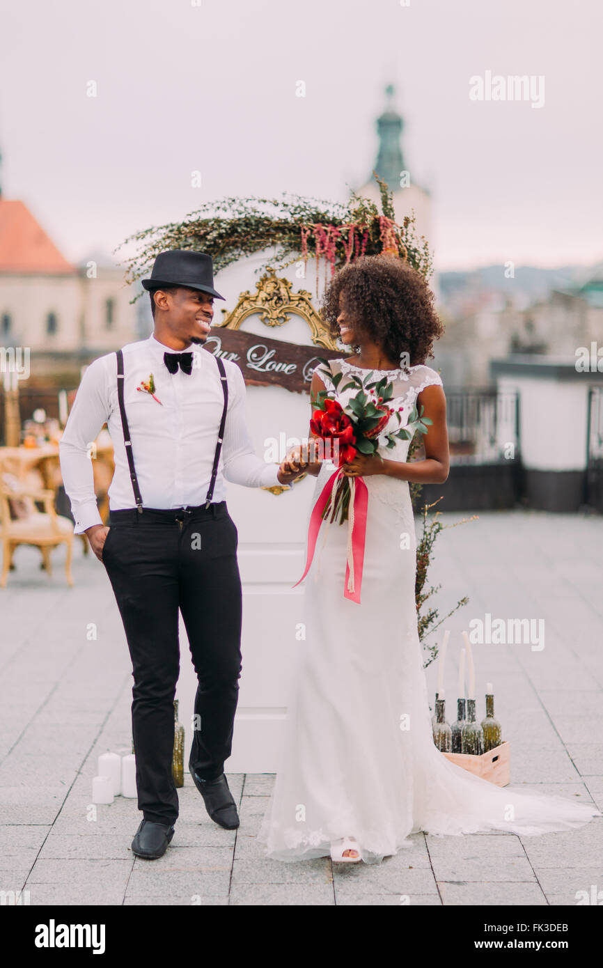 Exotische Afrikanische Hochzeit Paare, die Spaß am Tag Hochzeit Stockfoto