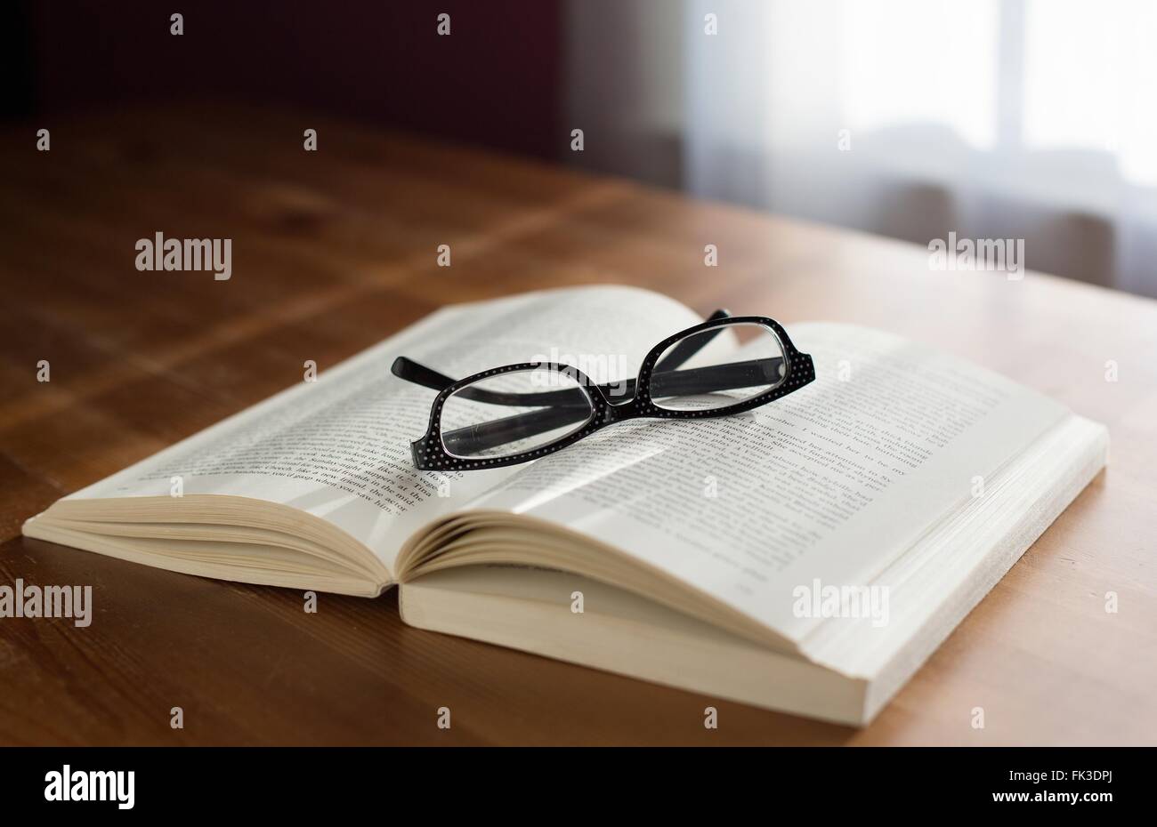 Ein paar Gläser auf ein Buch. Stockfoto