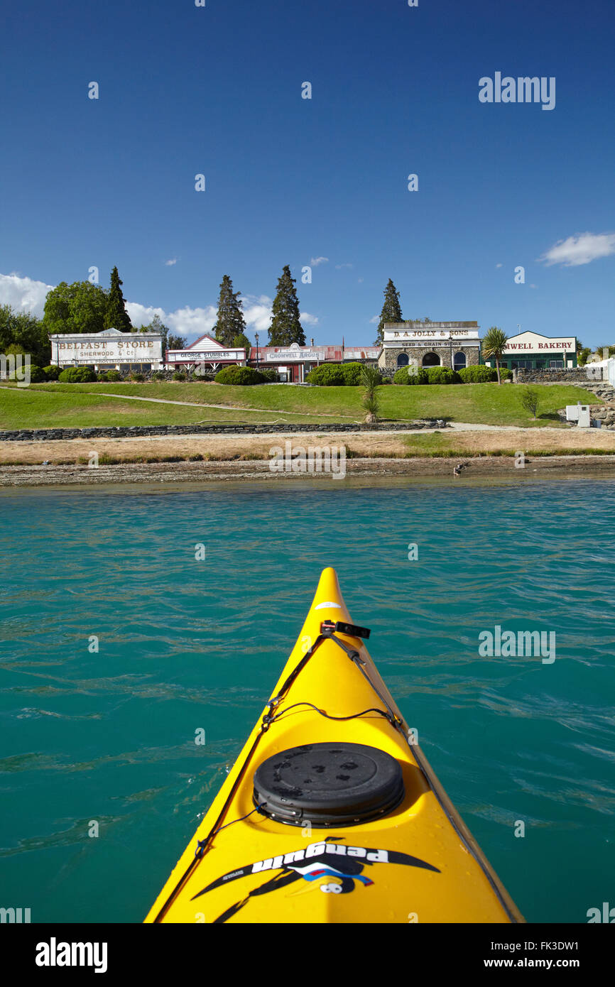 Kajak, Lake Dunstan und historischen Gebäuden an der Cromwell Altstadt, Central Otago, Südinsel, Neuseeland Stockfoto