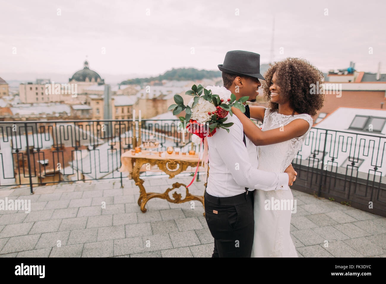 Afrikanische Hochzeit paar tanzt auf dem Dach. Hochzeitstag Stockfoto