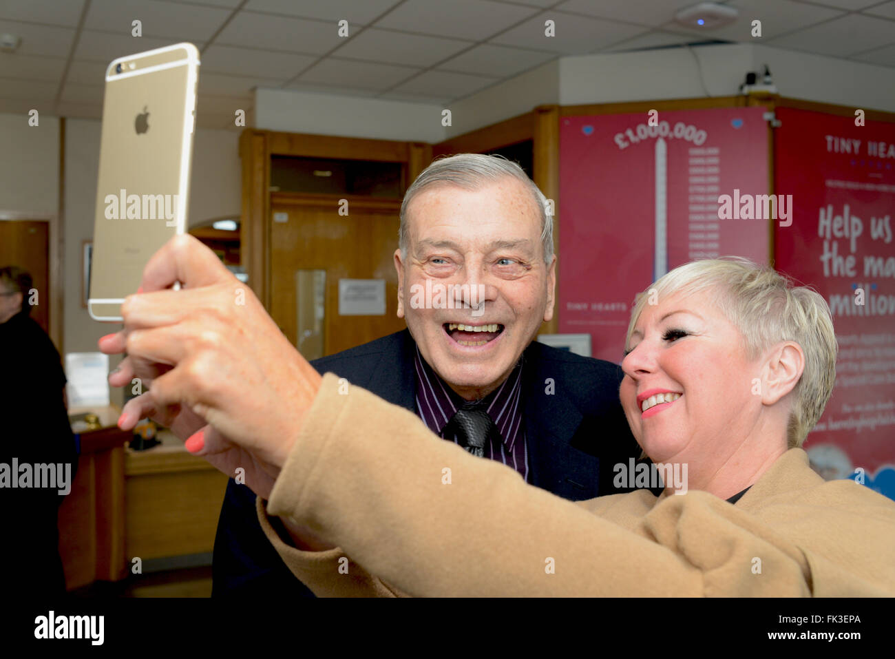 Harold "Dickie" Vogel mit ein Selbstporträt mit einem Ventilator in Barnsley Krankenhaus, South Yorkshire, Großbritannien. Bild: Scott Bairstow/Alamy Stockfoto