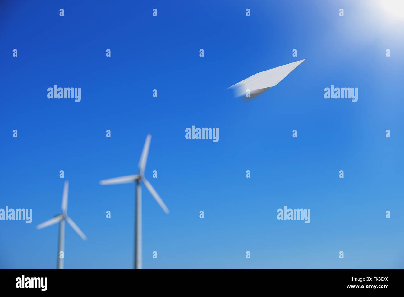 Papier Flugzeug fliegen und Windturbinen Stockfoto