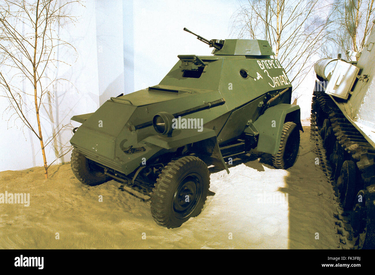 Sowjetische Panzerwagen BA-64 b von der GAZ Automobile Pflanze (1943) angezeigt im technischen Militärmuseum in Lešany, Tschechien produziert. Text in russischer Sprache an Bord: vorwärts im Westen! Stockfoto