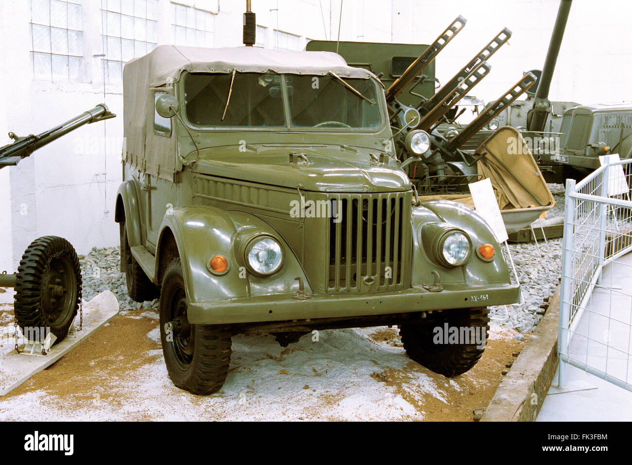 Sowjetische leichte LKW GAZ-69 von der GAZ Automobilen Pflanze (1957) angezeigt im technischen Militärmuseum in Lešany, Tschechien produziert. Stockfoto
