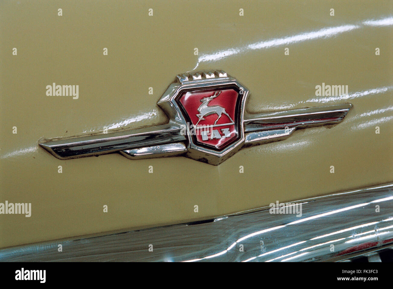 Logo der GAZ Automobilen Pflanze (Automobilwerk Gorki) fixiert auf dem sowjetischen Automobil GAZ M21 Wolga (1962) angezeigt im technischen Militärmuseum in Lešany, Tschechische Republik. Stockfoto