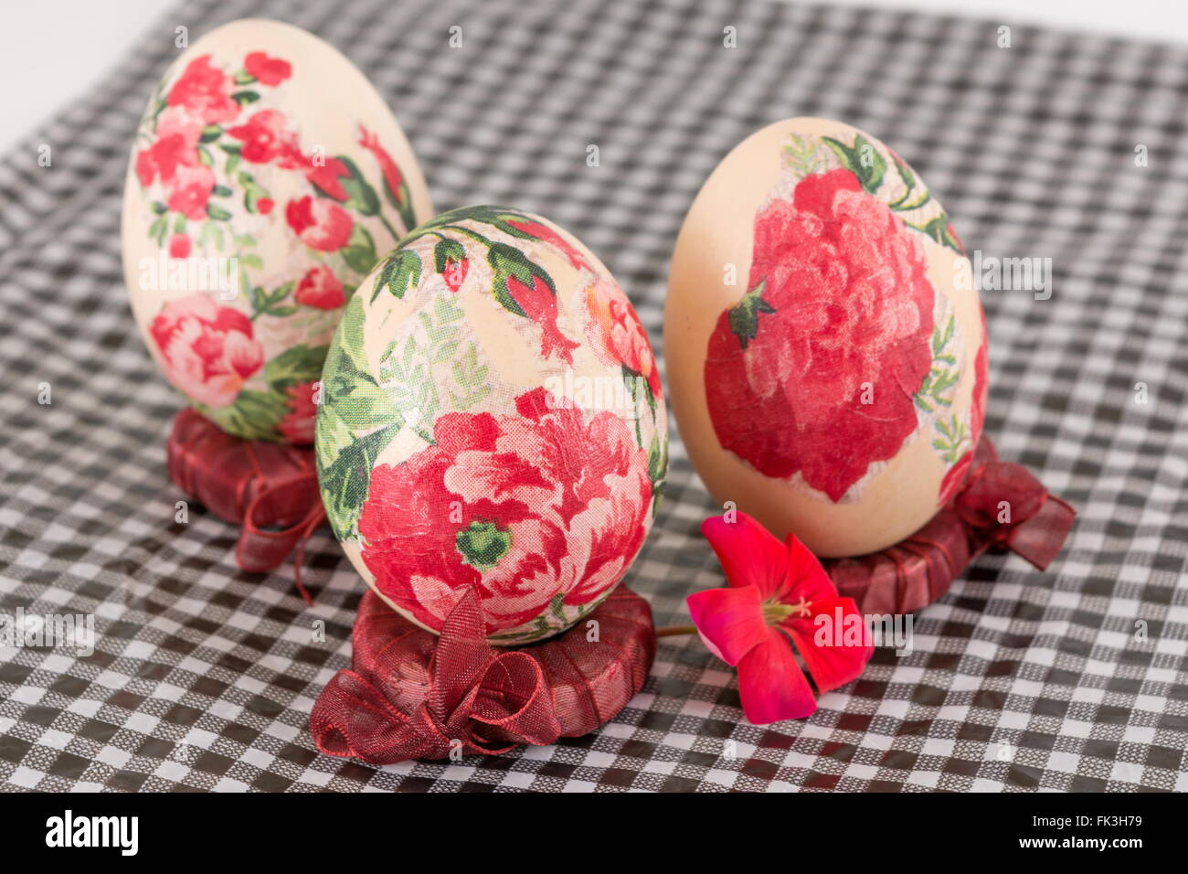 Bunte handbemalte und Serviettentechnik verziert Ostereier Stockfoto