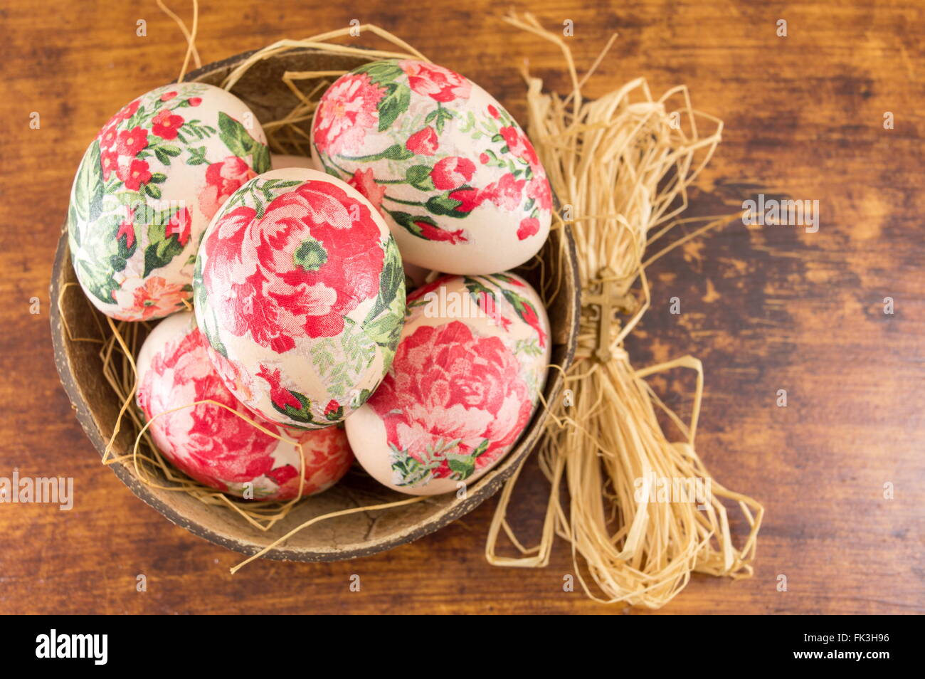 Dekorierte Ostereier in einer Kokosnussschale als eine Schüssel Stockfoto