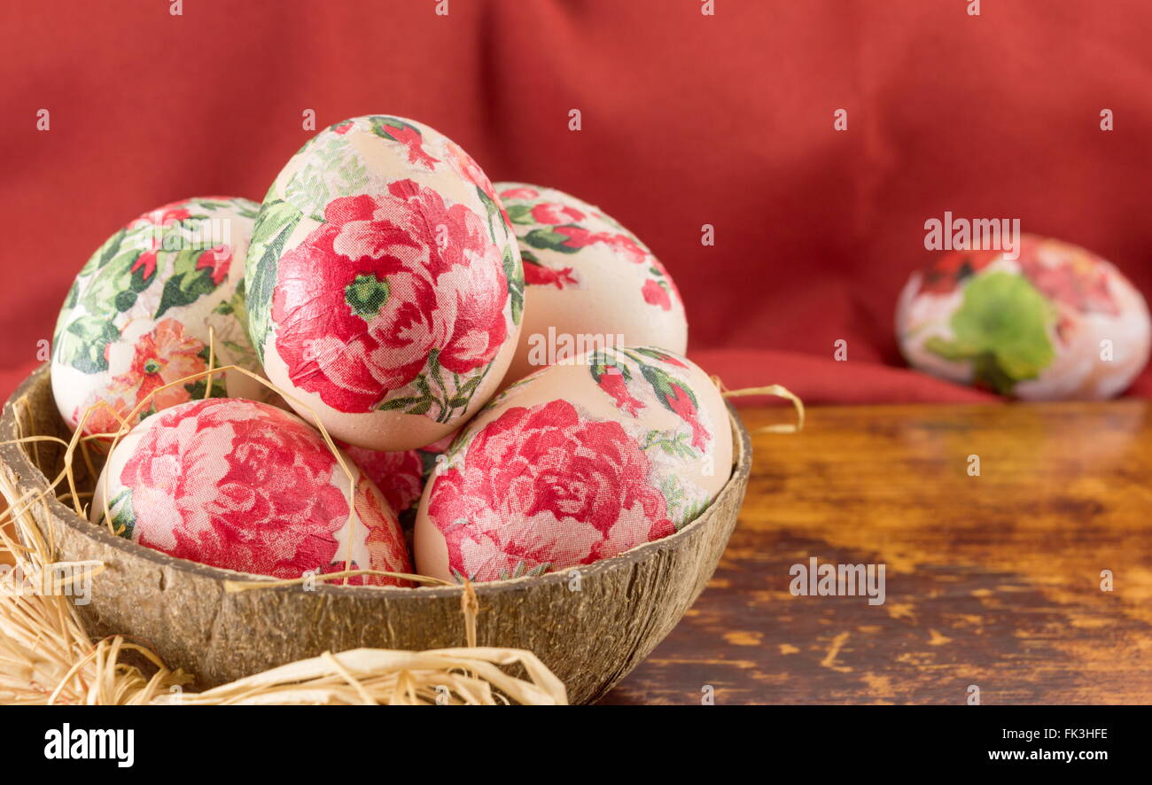 Dekorierte Ostereier in einer Kokosnussschale als eine Schüssel Stockfoto