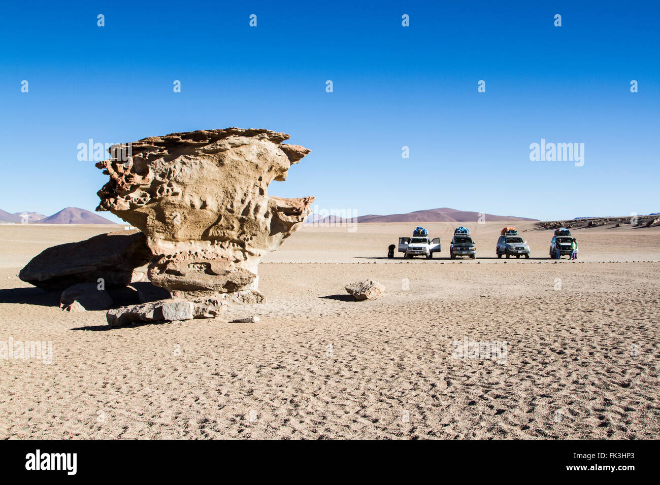 Jeeps geparkt in der Dali-Wüste, Atacama, Bolivien Stockfoto