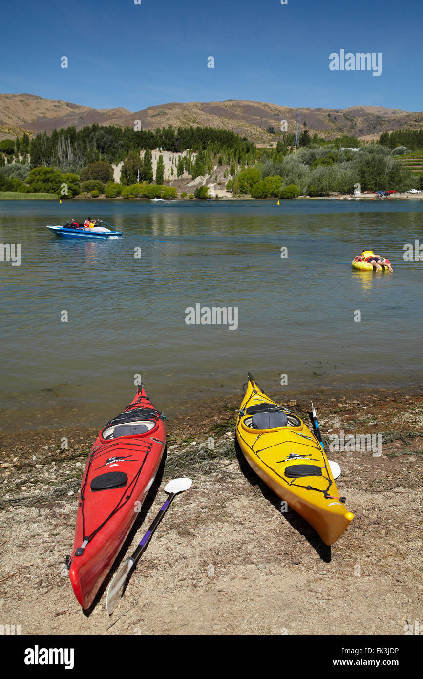 Kajaks und Boot, Bannockburn Inlet, Kawarau Arm des Lake Dunstan, Bannockburn, Central Otago, Südinsel, Neuseeland Stockfoto