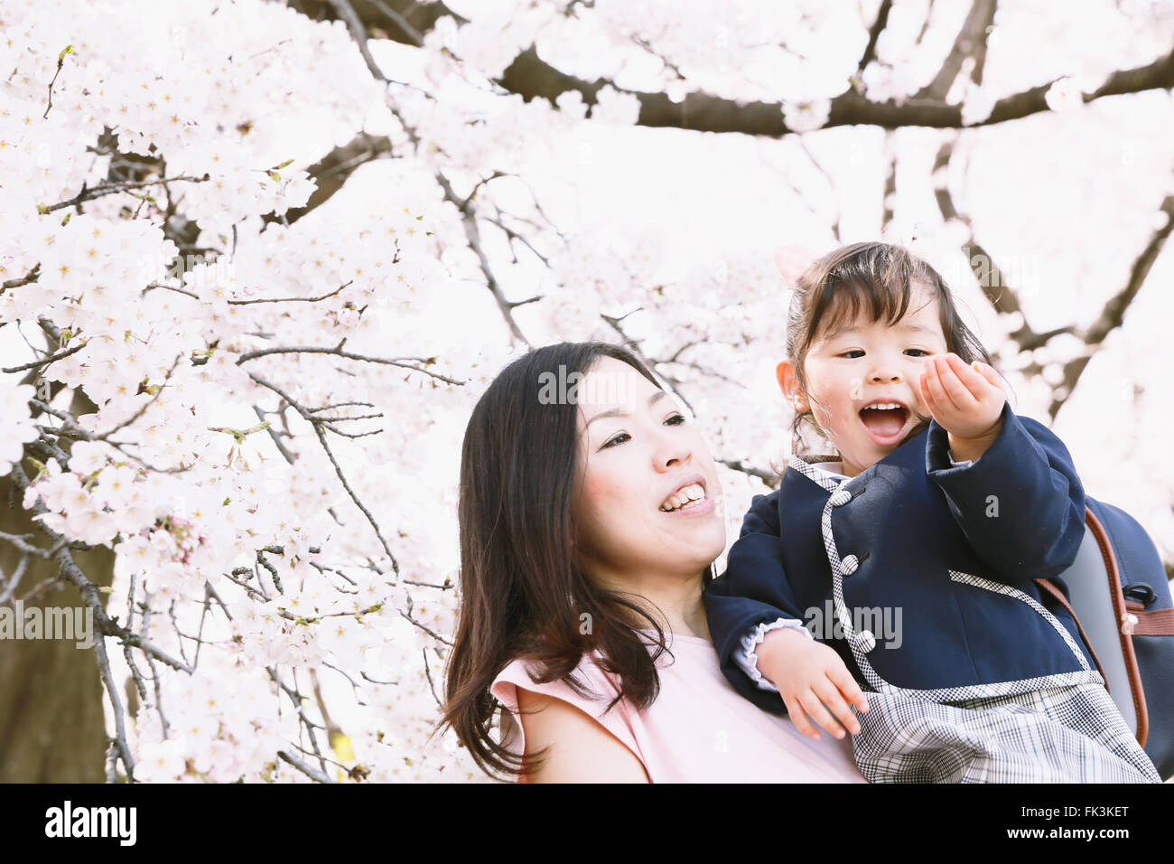 Japanische Mutter und Tochter genießen die Kirschblüten Stockfoto