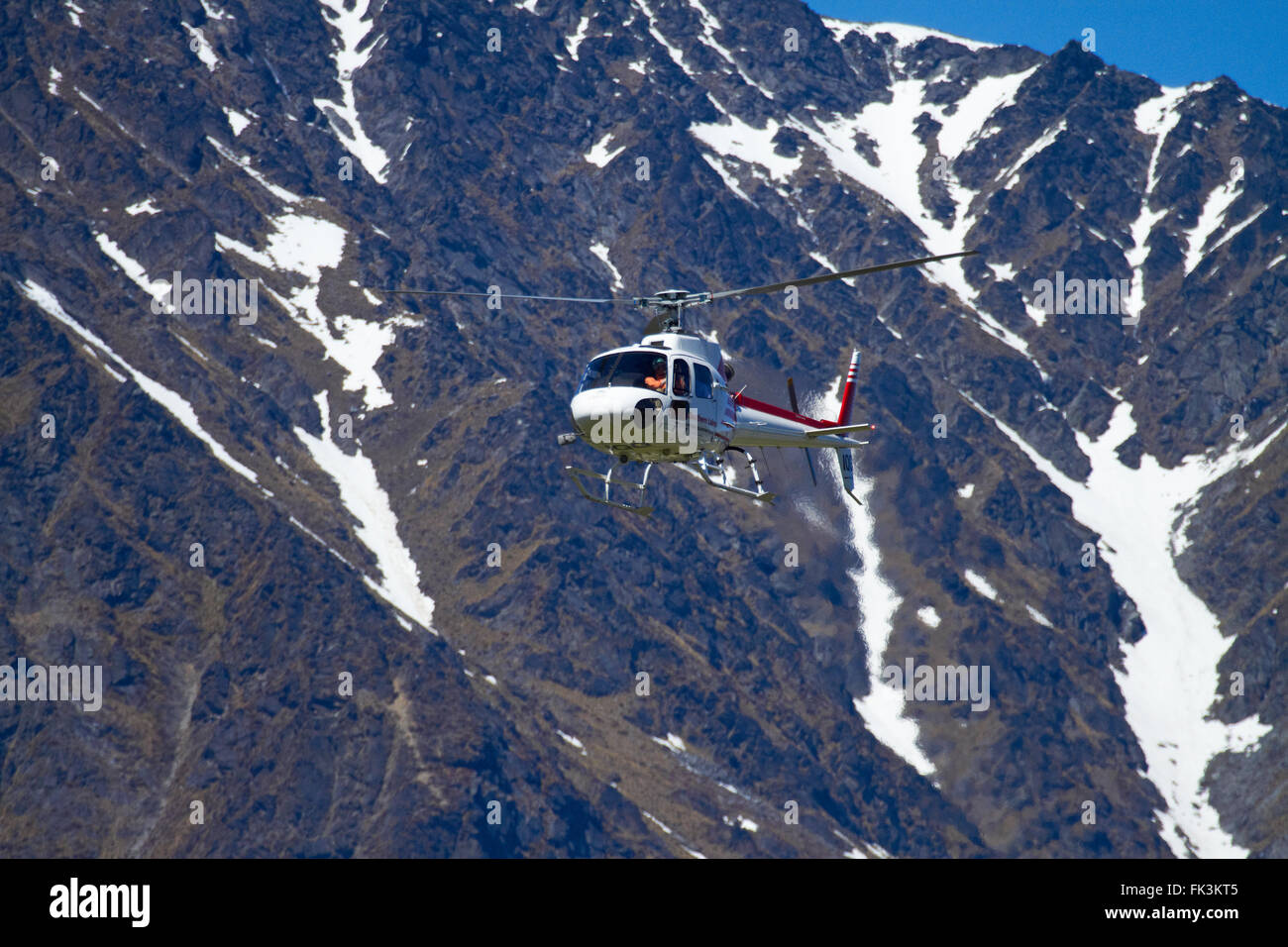 Südlichen Seen Hubschrauber Eichhörnchen Hubschrauber und The Remarkables Berge, Queenstown, Otago, Südinsel, Neuseeland Stockfoto