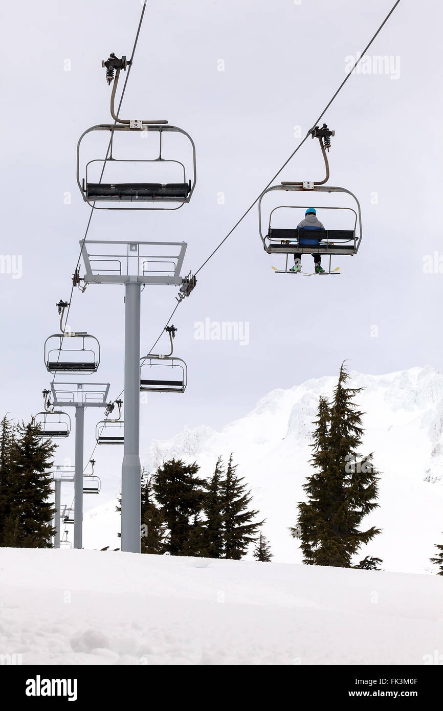 Skilifte Skifahrer reiten oben Hang des Mount Hood, Oregon, im Winter Skifahren Stockfoto
