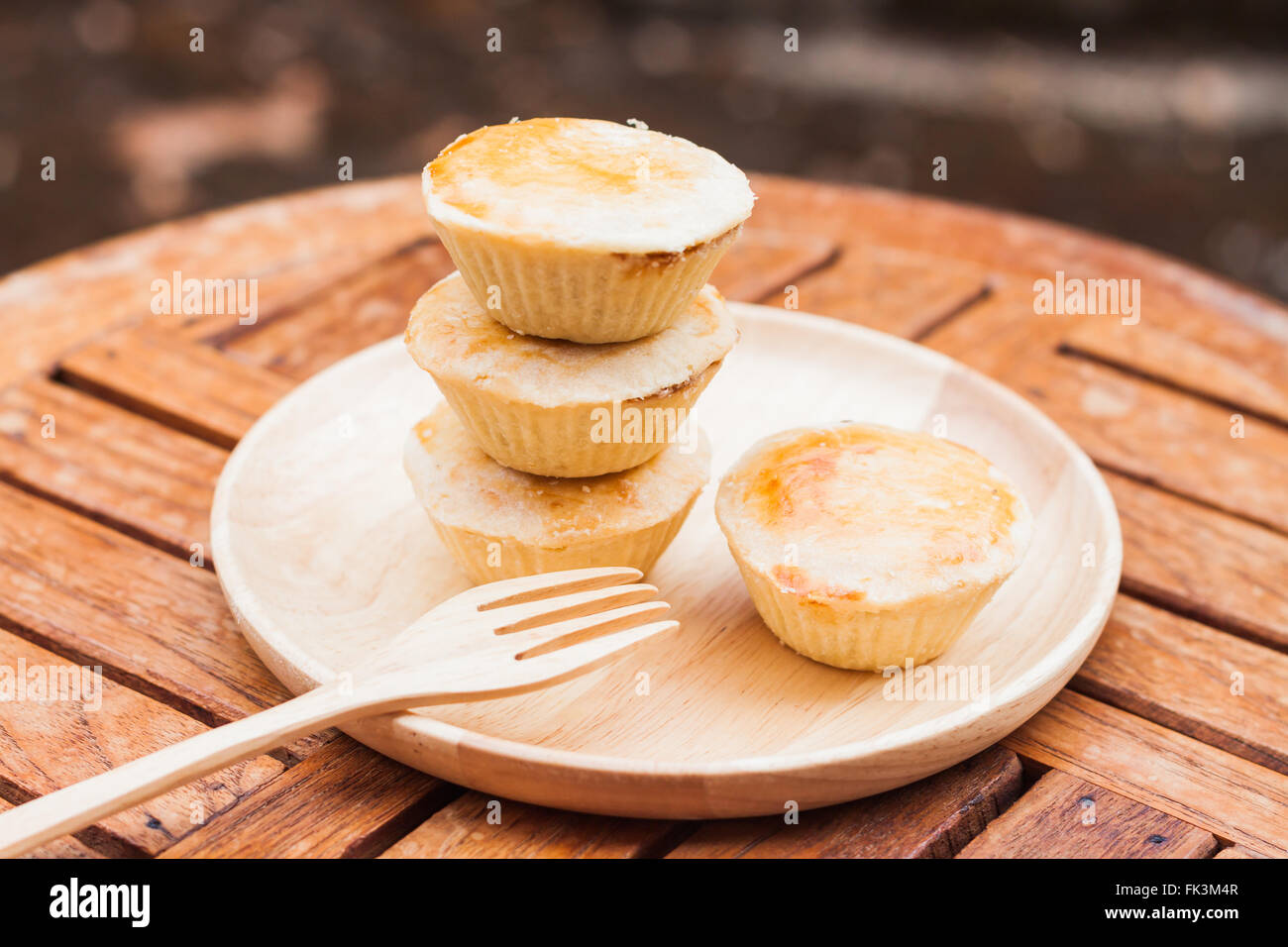 Mini-Torten auf Holzplatte, Fotoarchiv Stockfoto