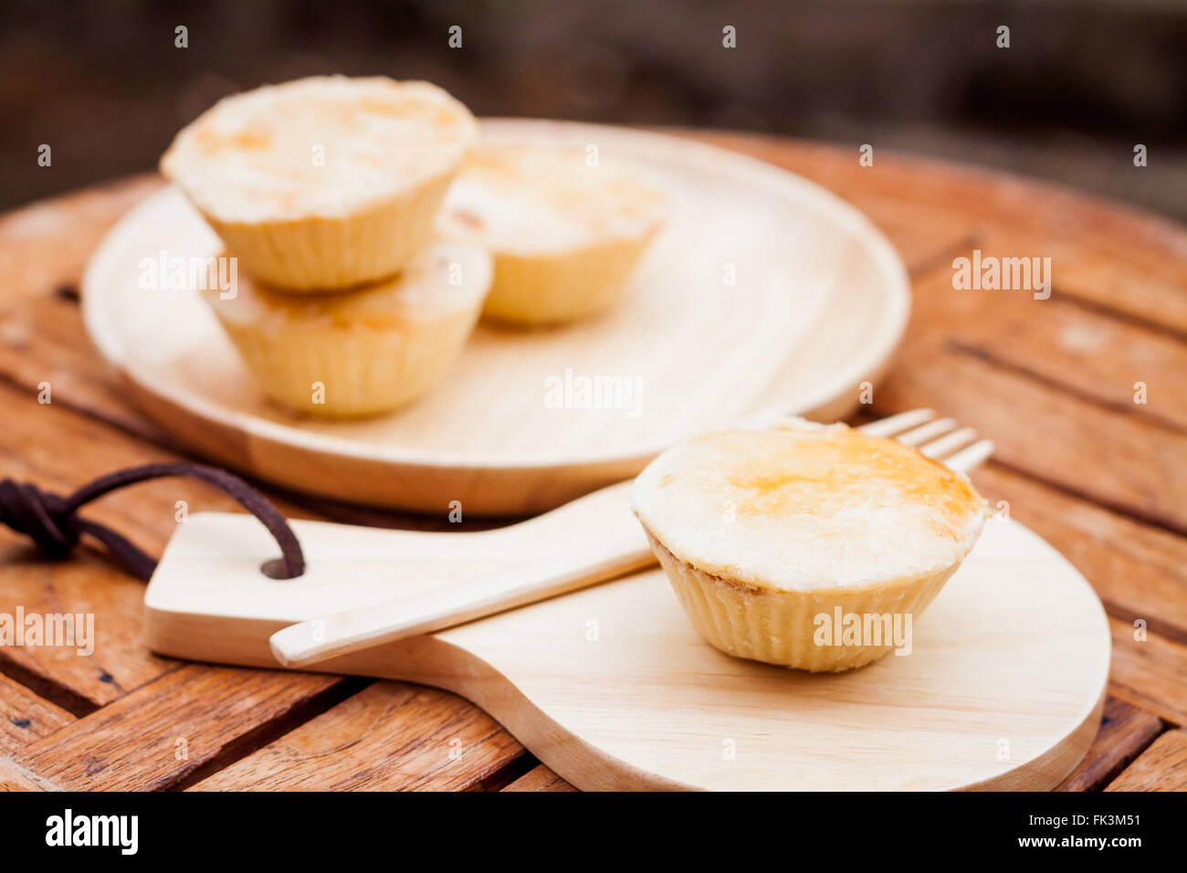 Mini-Torten auf Holzplatte, Fotoarchiv Stockfoto