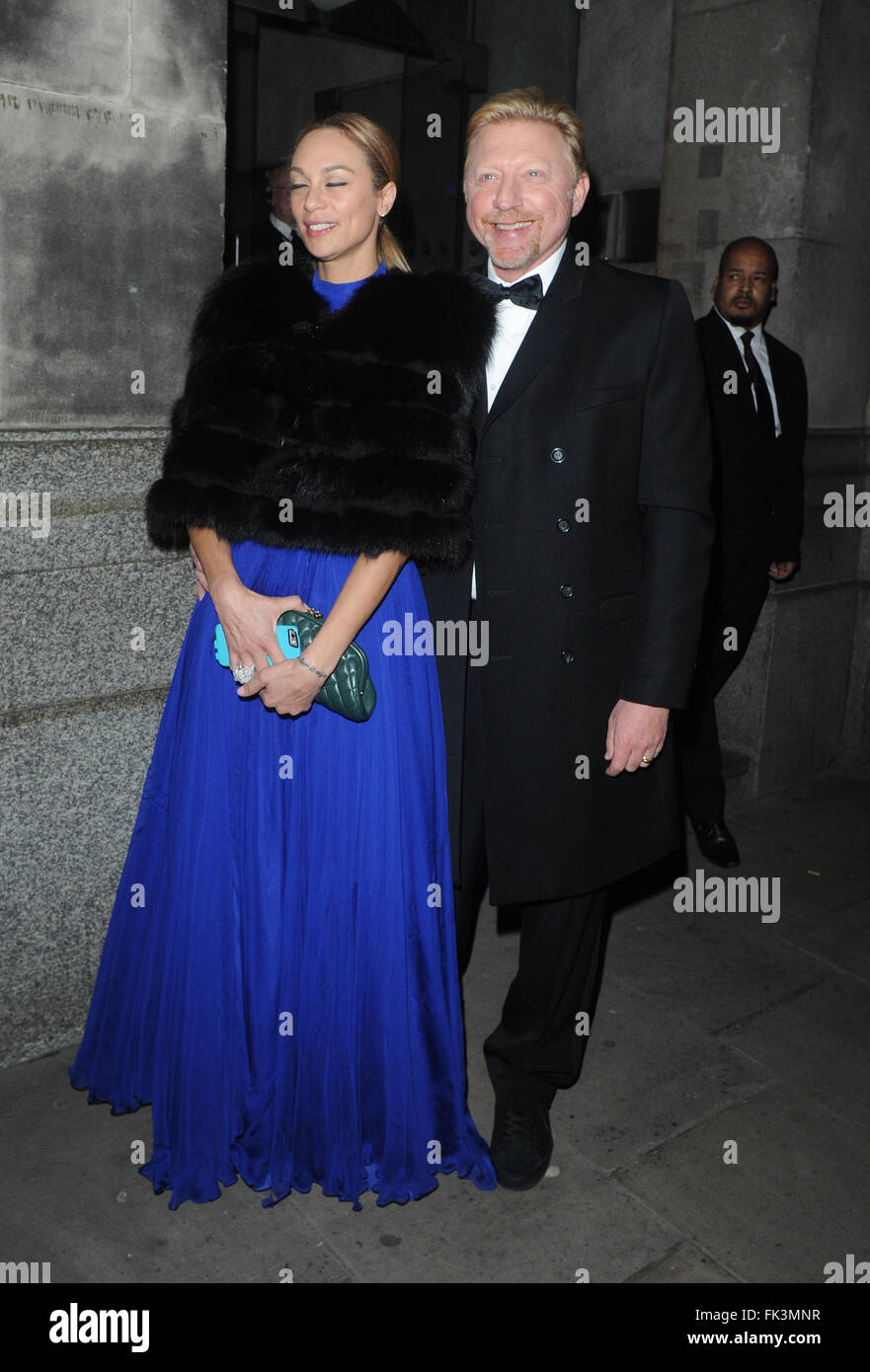 Boris Becker und seine Frau Lilly sind gesehen verlassen des Prinzen Vertrauen Dinner Gala gemütlich und lieben sich. Das Paar wurden gesehen, dass für Fotos posieren, als sie die Veranstaltung verließen in Billingsgate London statt.  Mitwirkende: Boris Becker, Lilly Becker wo: London, Vereinigtes Königreich bei: 5. Februar 2016 Stockfoto