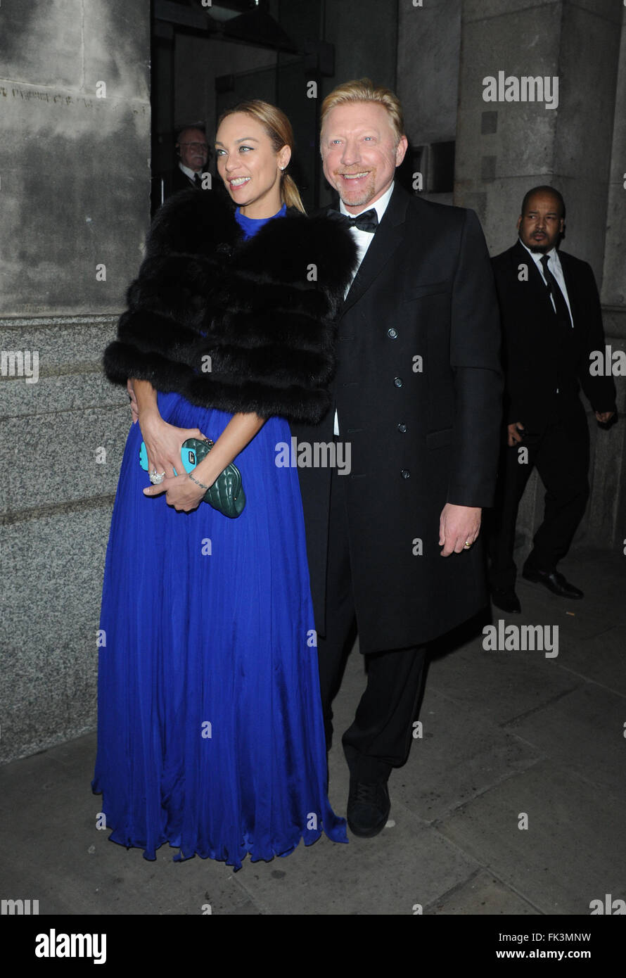 Boris Becker und seine Frau Lilly sind gesehen verlassen des Prinzen Vertrauen Dinner Gala gemütlich und lieben sich. Das Paar wurden gesehen, dass für Fotos posieren, als sie die Veranstaltung verließen in Billingsgate London statt.  Mitwirkende: Boris Becker, Lilly Becker wo: London, Vereinigtes Königreich bei: 5. Februar 2016 Stockfoto