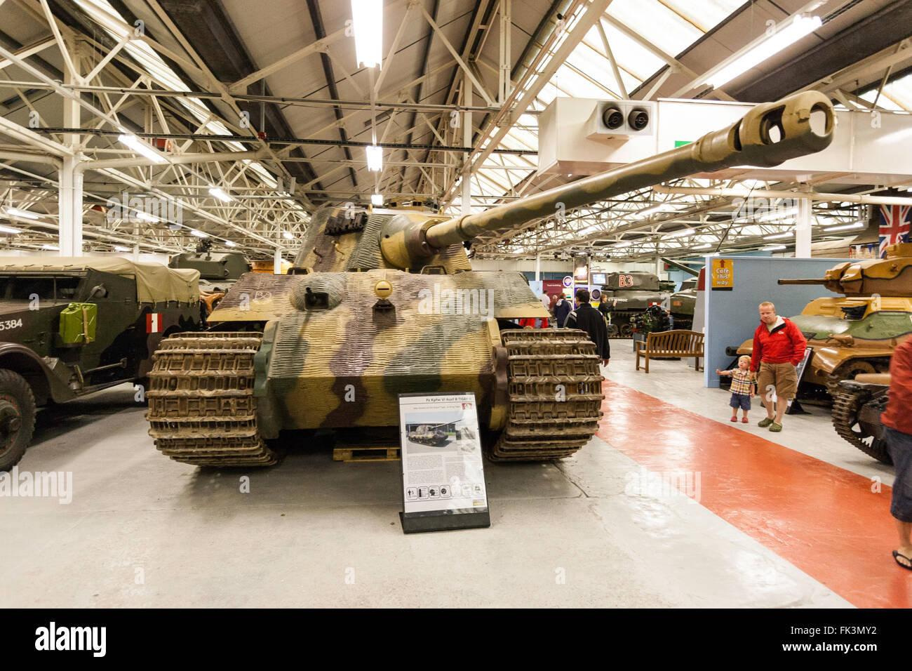 Tank Museum, bovington innere Display, deutscher Tiger II, König Tiger Panzer aus dem Zweiten Weltkrieg, Museum Halle, andere Tanks und Menschen. Stockfoto